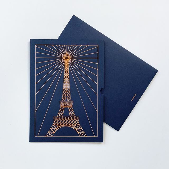 Carte de v&oelig;ux pour 🇫🇷 @toureiffelofficielle 🇫🇷 sur @fedrigonifrance #SirioDarkBlue with #kurzfoil from @leonhardkurz et marquage &agrave; chaud bronze sur la tranche et sur la carte par @spind_print. ⠀⠀⠀⠀⠀⠀⠀⠀⠀
⠀⠀⠀⠀⠀⠀⠀⠀⠀
#bronzefoil #hotstam