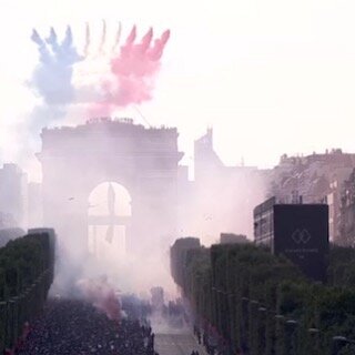 🇫🇷🏆⚽️🔥Logo on fire sur les Champs &Eacute;lys&eacute;es 🔥⚽️🏆🇫🇷#worldcup2018 #championdumonde #allezlesbleus #championdumonde2018 #equipedefrance #football #champselysees #worldcup #patrouilledefrance #logo