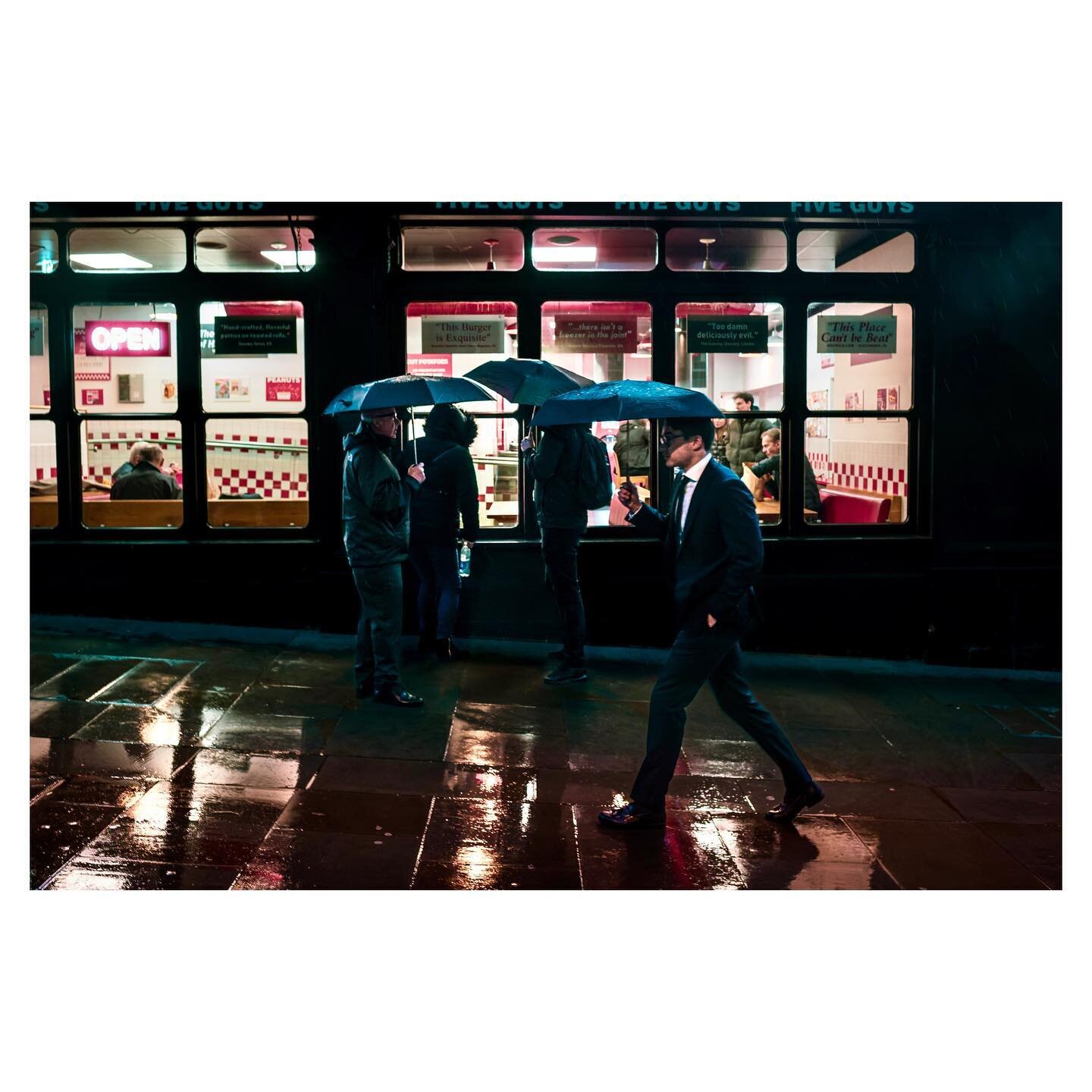 Sheltering.
Villiers Street, London. 2023.
.
.
.
#leica
#leicacamera 
#leicam11
#rain
#london
#streetphotography 
#londonstreets 
#umbrella