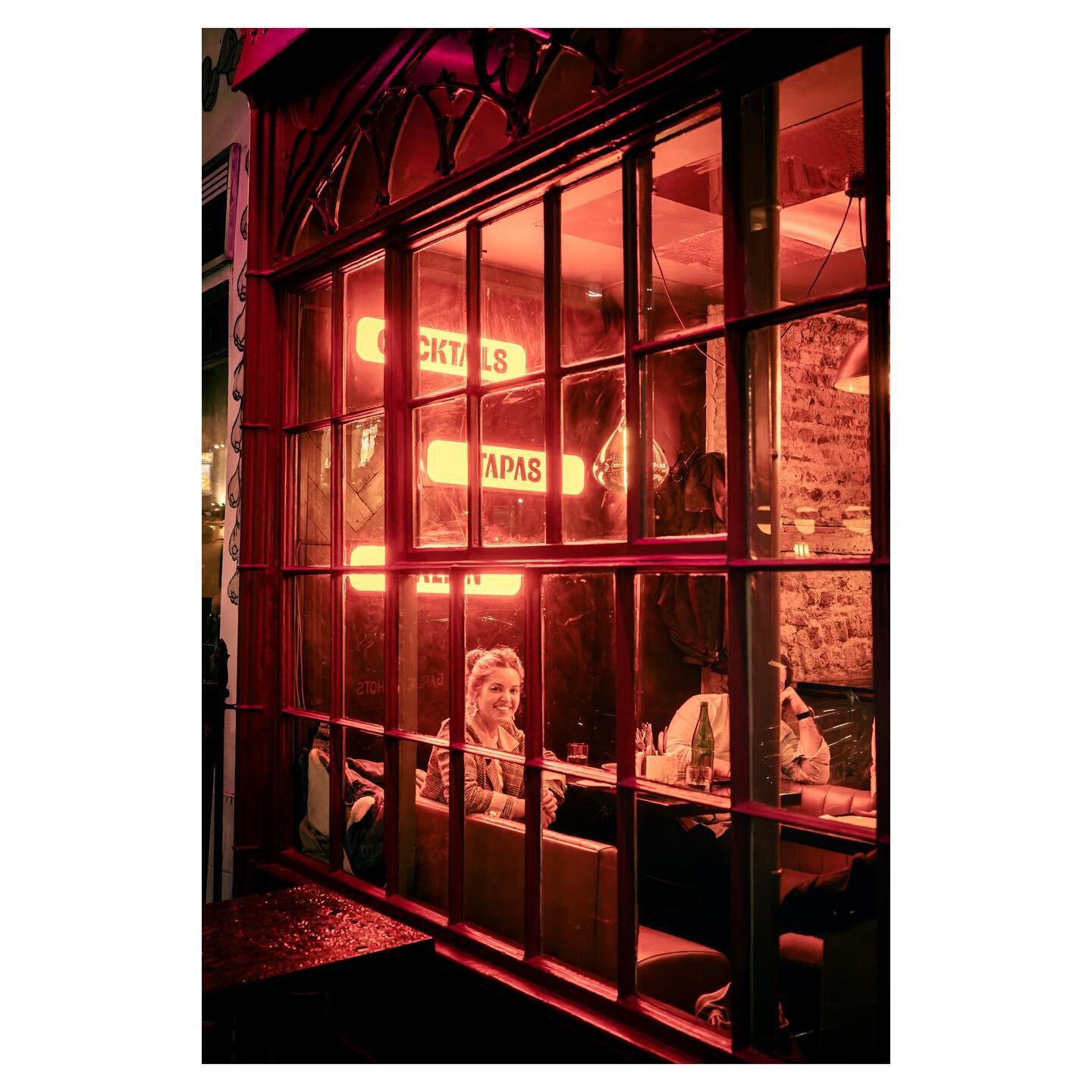 Cocktails. Tapas. Smiles.
Soho, London. Mar 2023.
.
.
.
#fromstreetswithlove #thestreetphotographyhub #streetscene #leicam11 #repostmyfujifilm #ezpzlmnstreet #fujifeedstreet #dpsp_street #challengerstreets #shared_streets #_soulsofthestreet #everybod