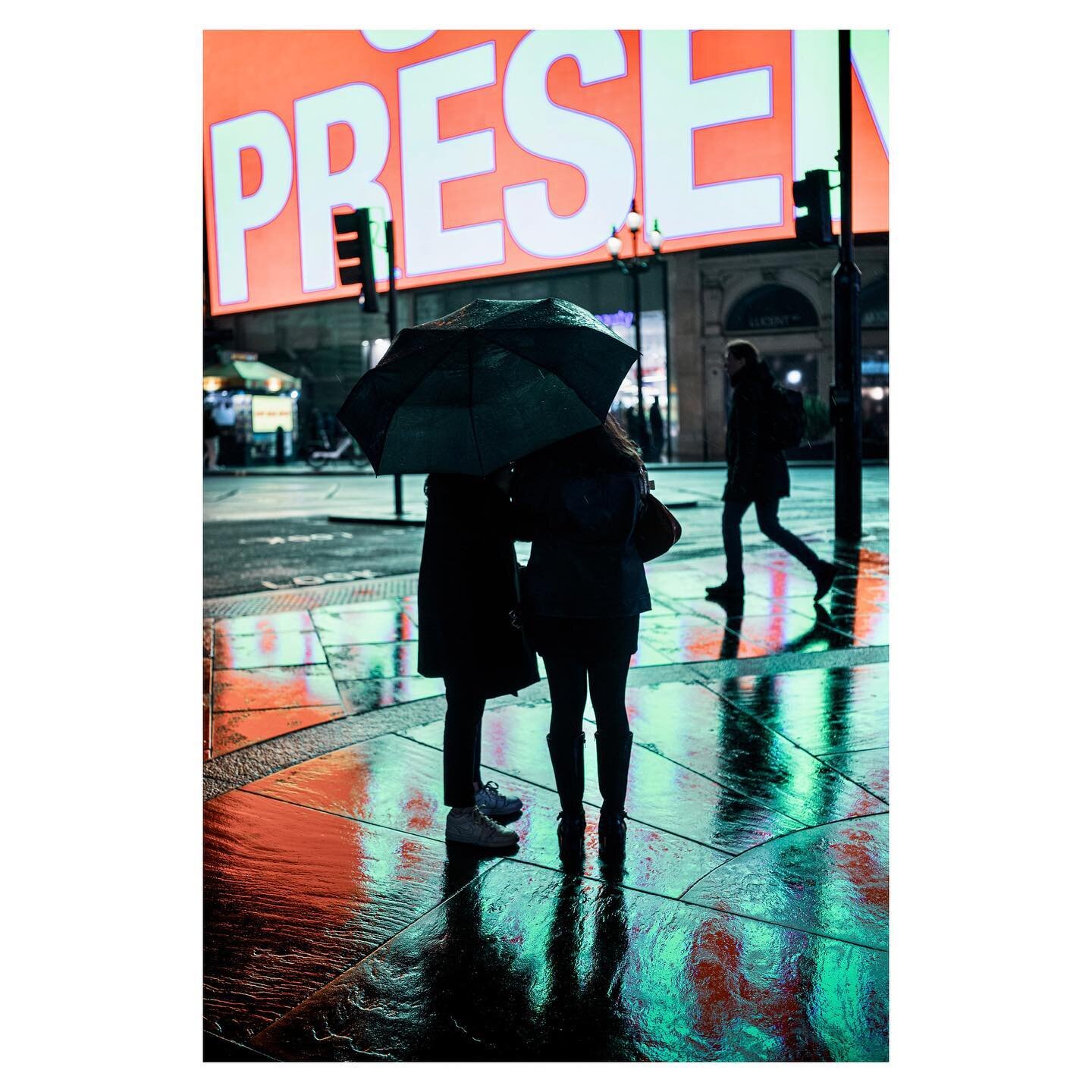 Present.
Piccadilly Circus, London. 2023.
.
.
.
#fromstreetswithlove #thestreetphotographyhub #streetscene #leicam11 #leica #ezpzlmnstreet  #dpsp_street #challengerstreets #shared_streets #_soulsofthestreet #everybodystreet #streetizm #bcncollective 