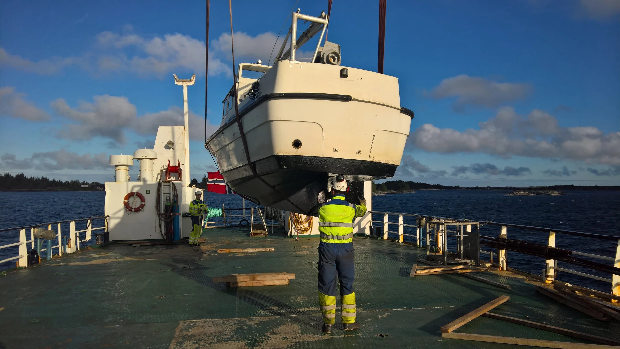 Terneskjær - Loading small boat