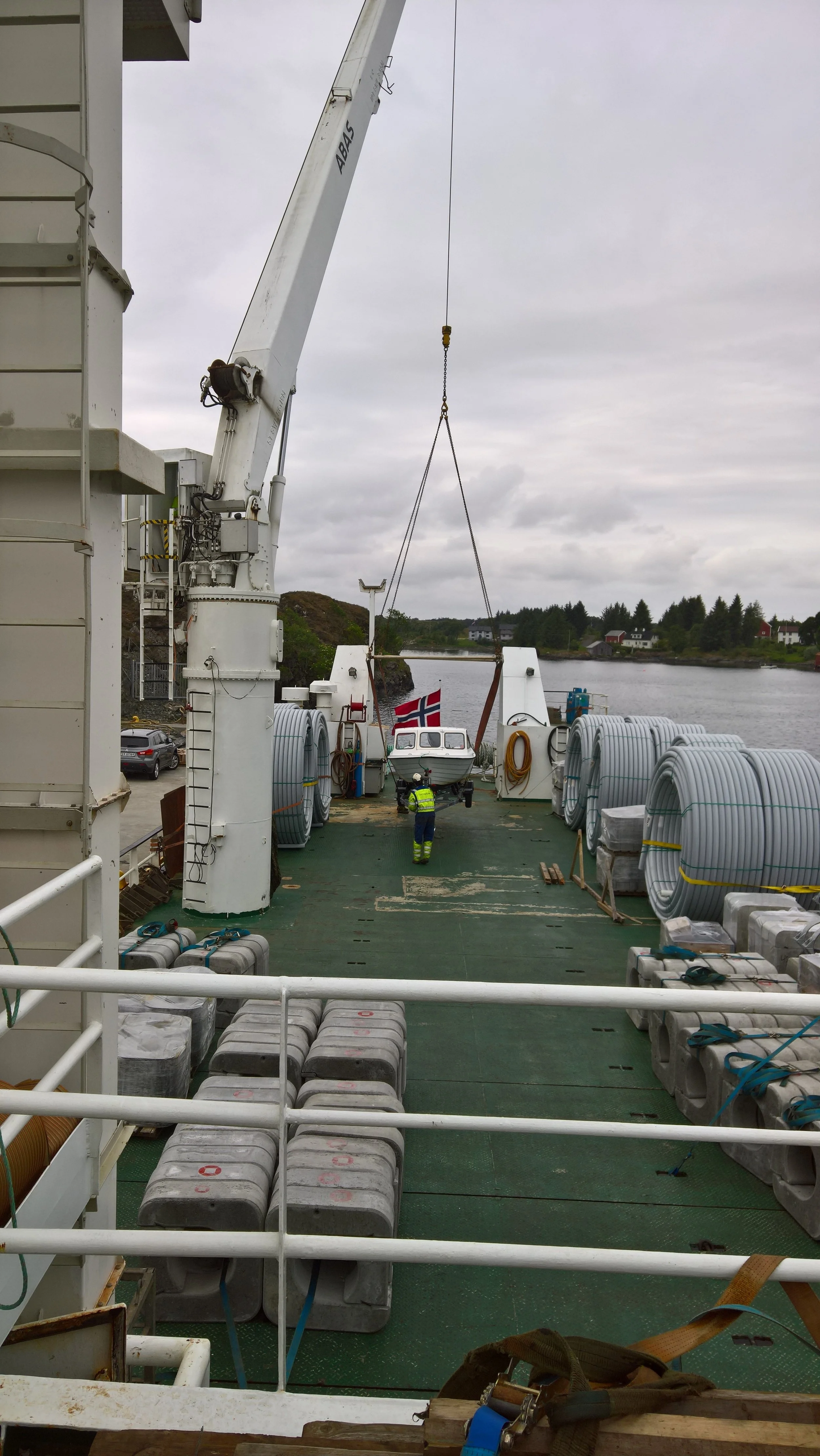 Terneskjær - Discharging small boat