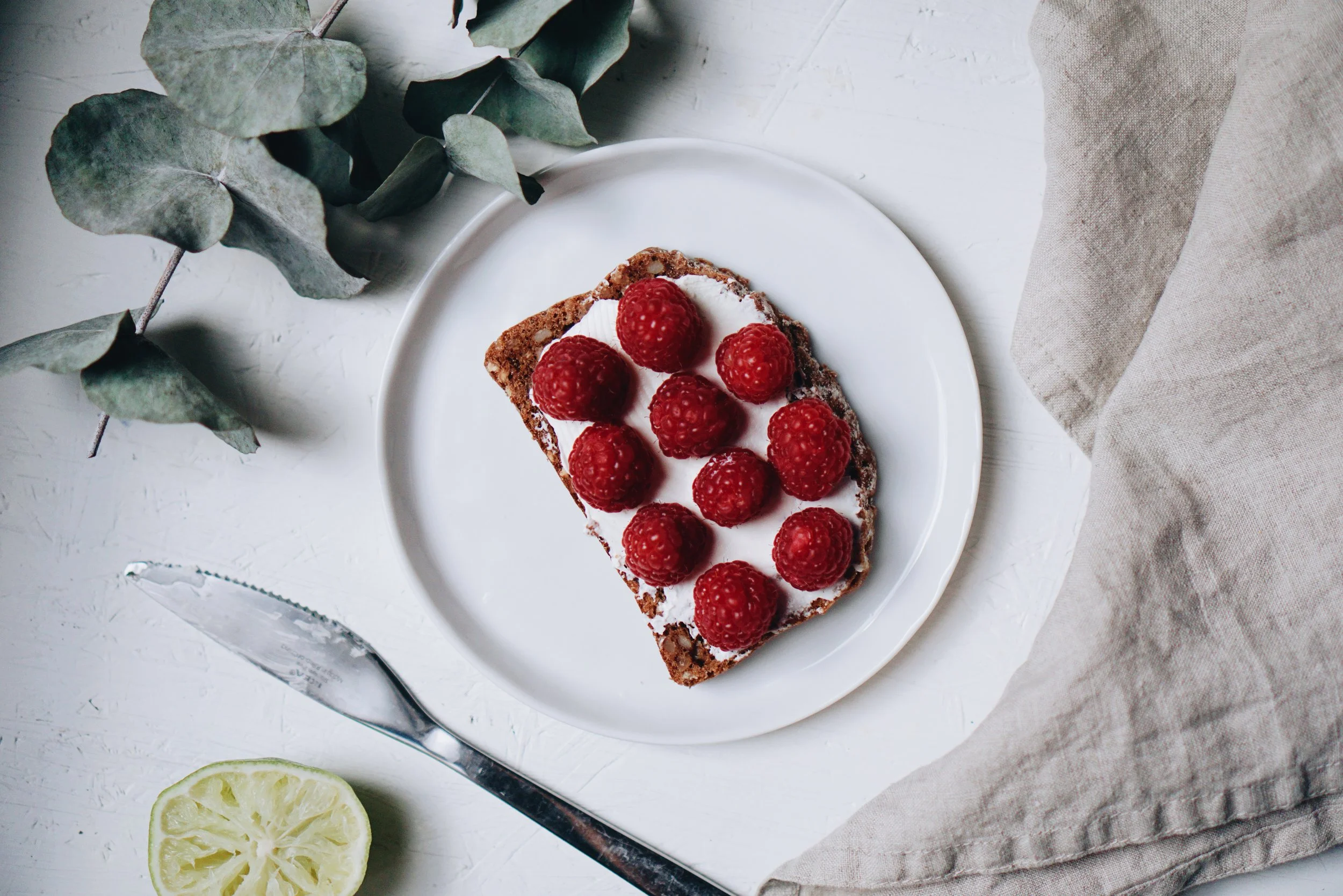 Rye bread with cream cheese and raspberries.