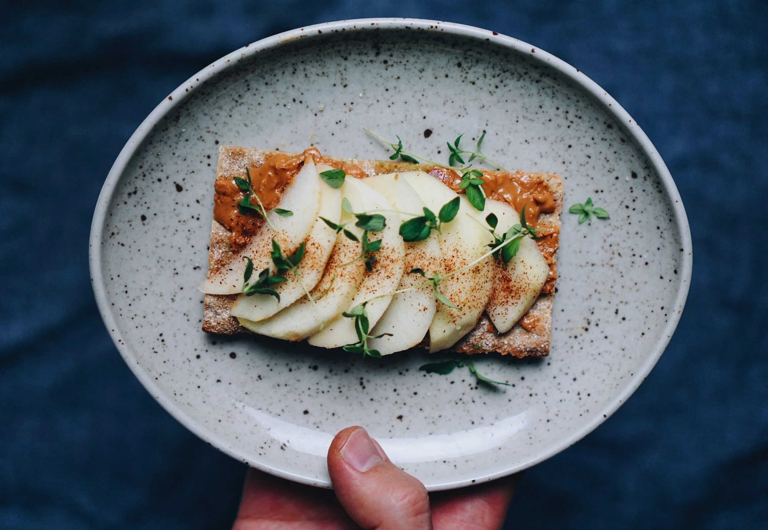 Hard rye bread Knäckebröd with peanut butter, apples and cinnamon