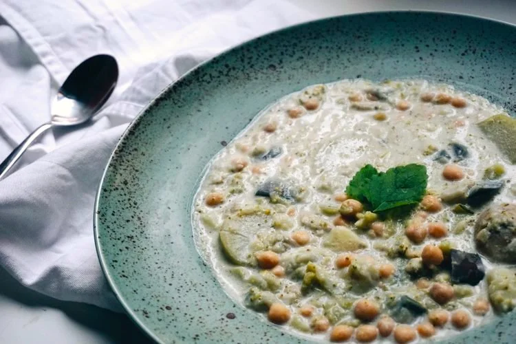 This soup is actually cold, and taken staright out of the fridge. I've made it the night before and it was so delicious I wanted to add it to the blog but there was no light to shoot it. Oh well. 