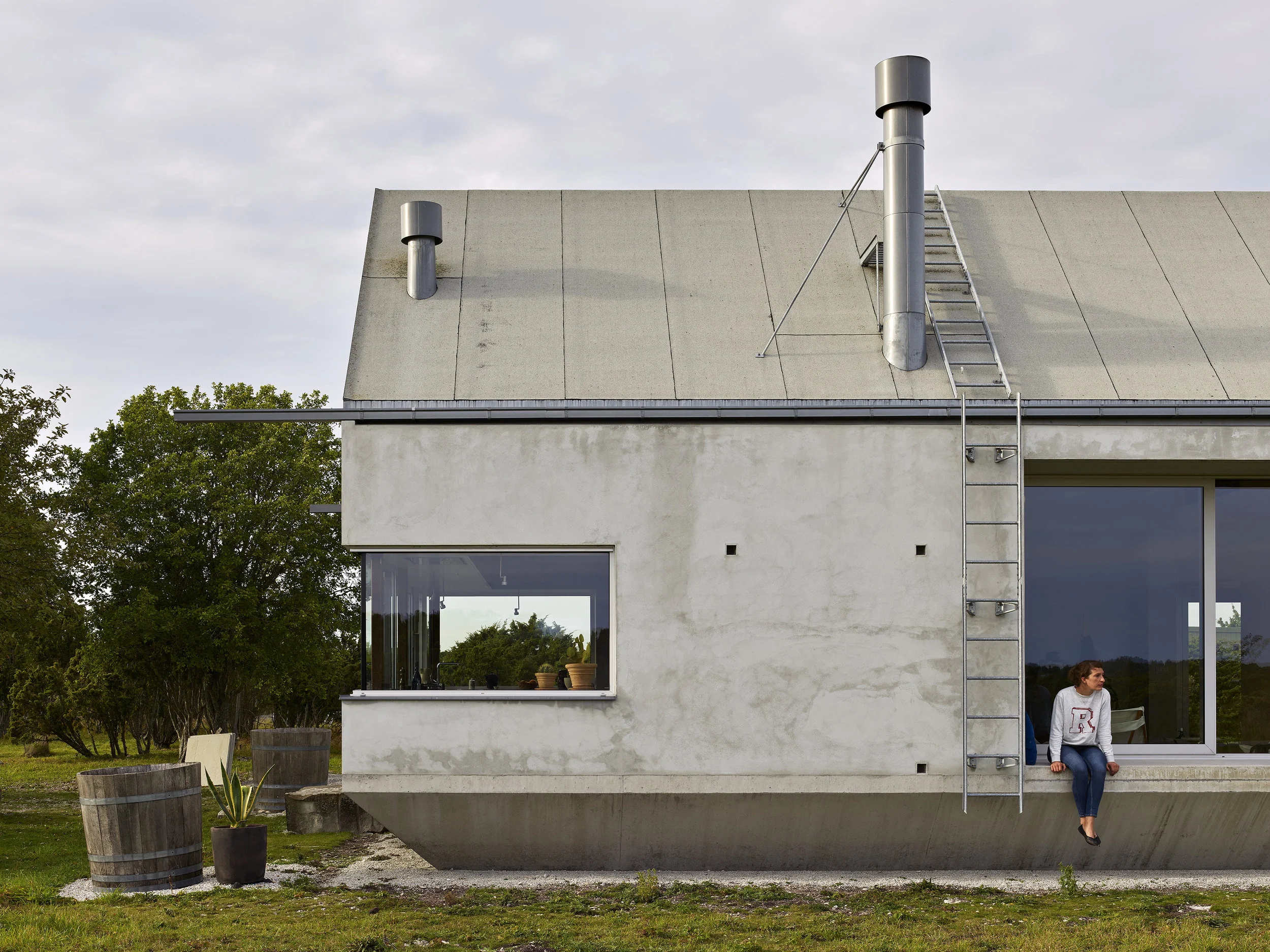 Villa Burling, Hamra, Gotland. Arkitekten Anna Chavepayre. Ett sommarhus med skjutbara fönster som gör gränsen mellan ute och inne levande. Foto: Michel Bonvin