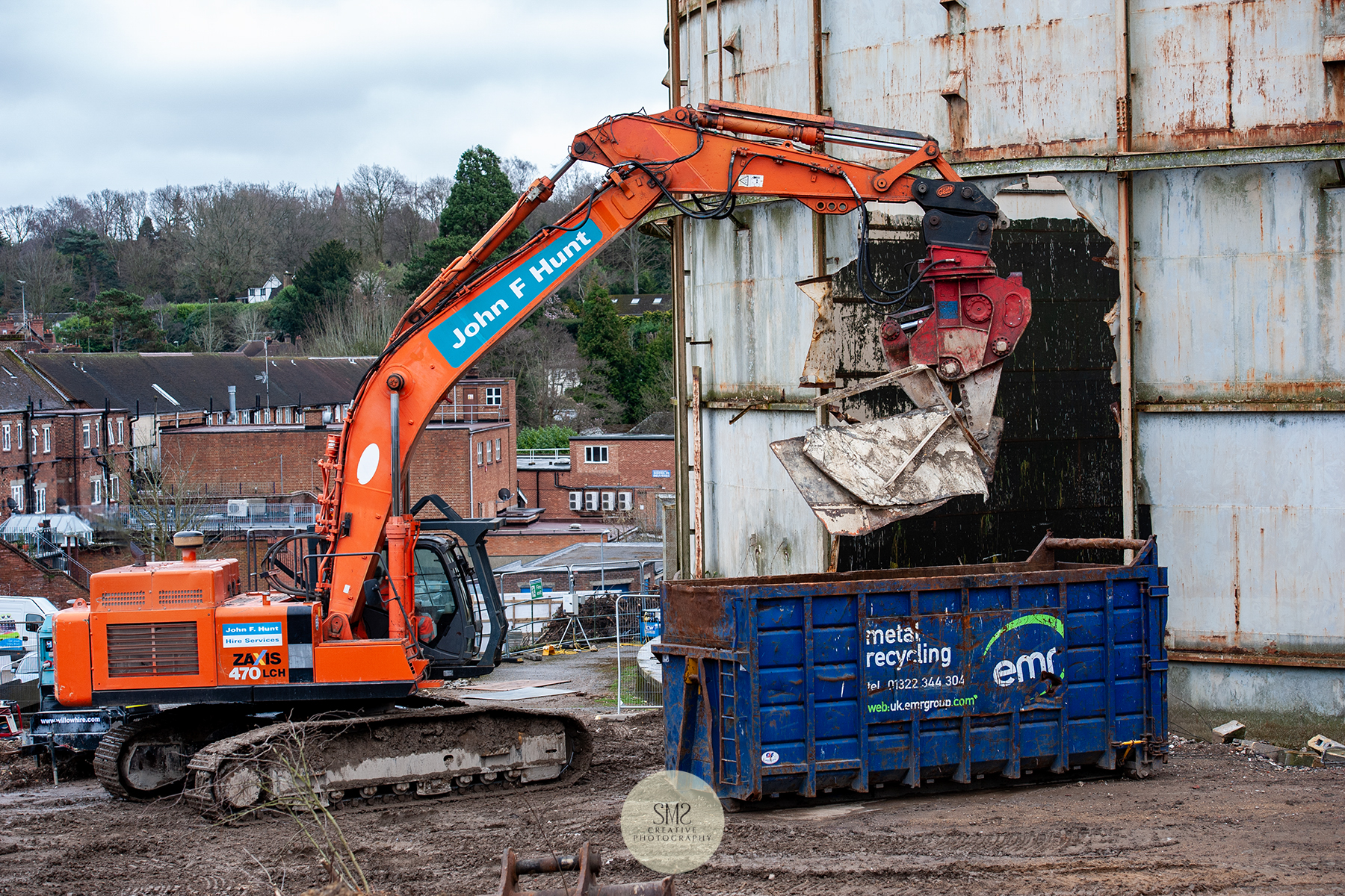 Removing the metal pieces and dumping in the container makes a huge rumbling sound