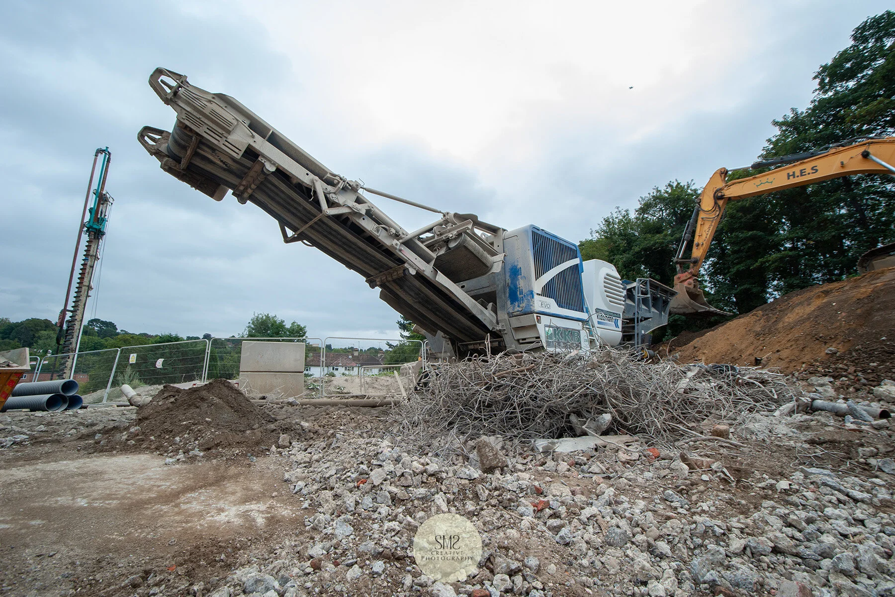 The crusher that separates hardcore from metal and crushes the hardcore to dust via a conveyor belt.