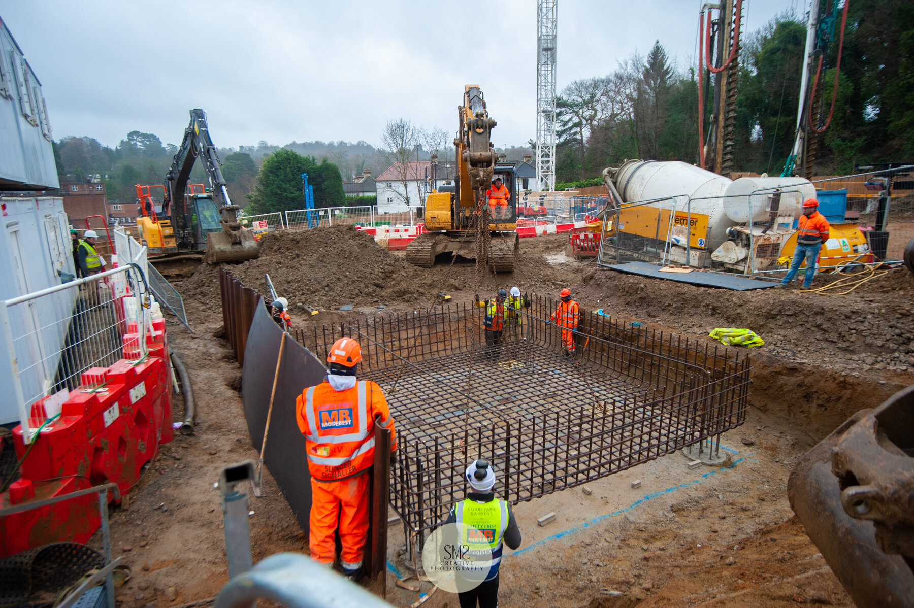  The next stage is to insert the crane anchor bolts, followed by more carefully-built rebar cages, before filling the base with concrete. 