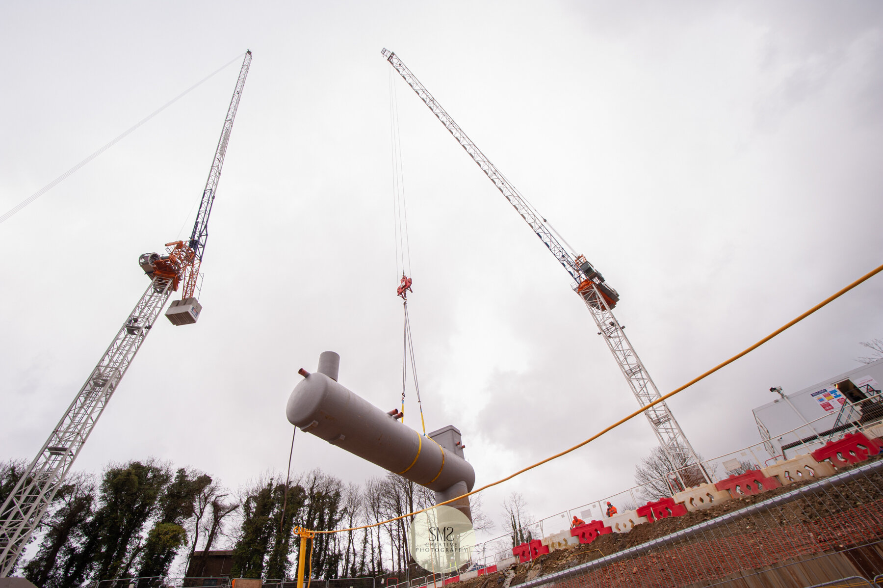  Two cranes make the move of a foul pump chamber quick and efficient from one end of the site to the other. 