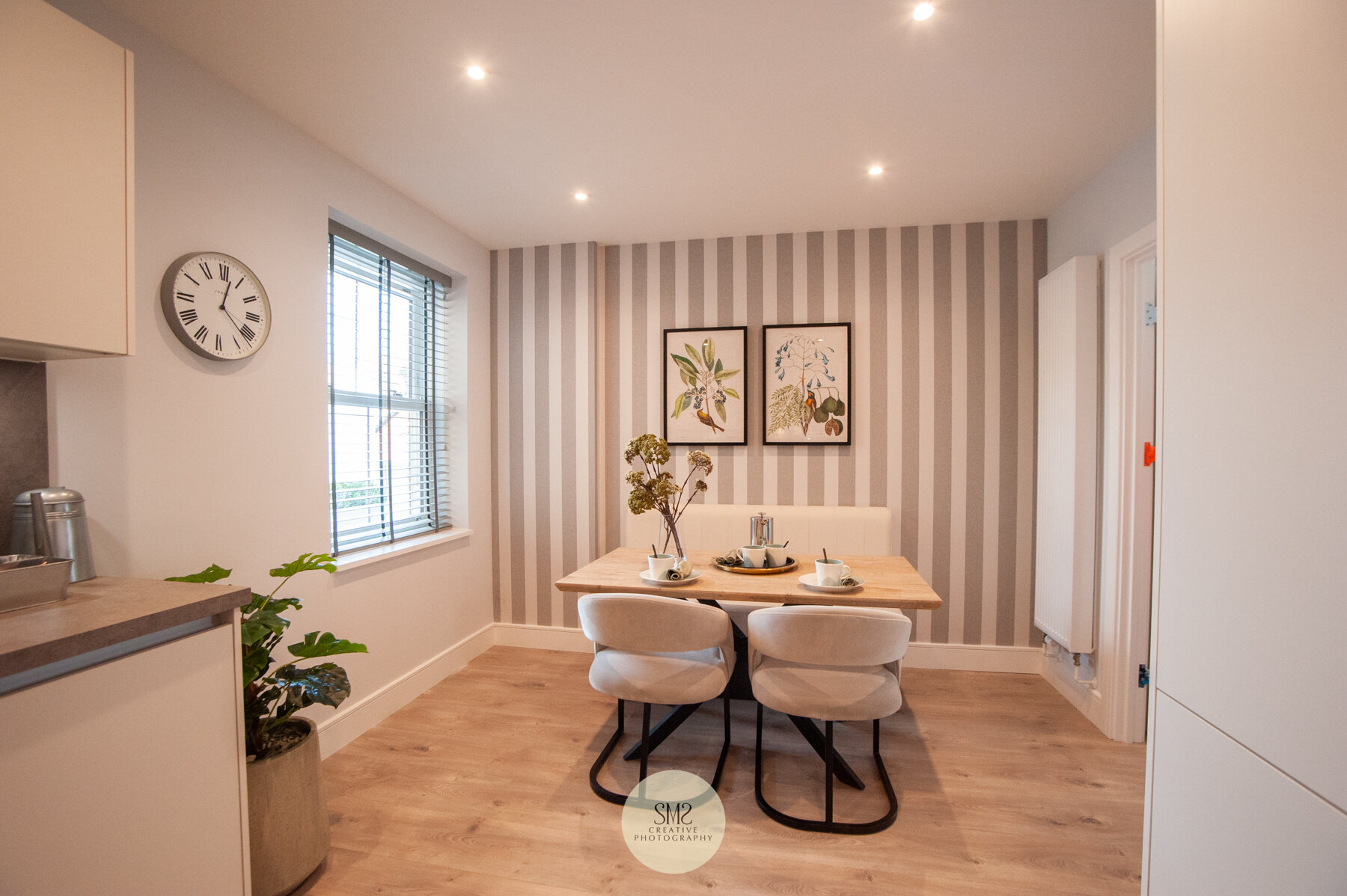  The comfortable breakfast area in the kitchen in the show home. 