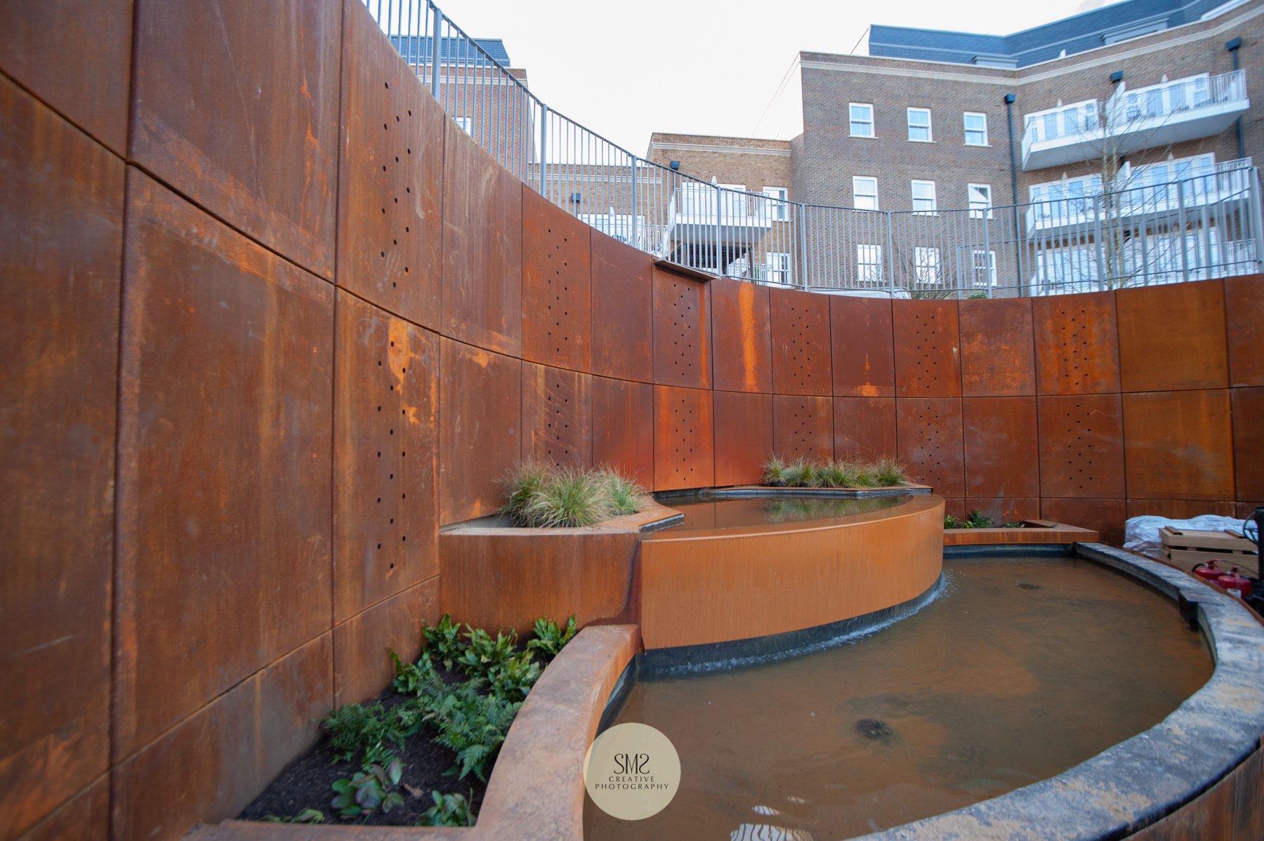  The water feature at the entrance to Courtyard Gardens depicts the finish of the gas holder that previously stood on this site. 