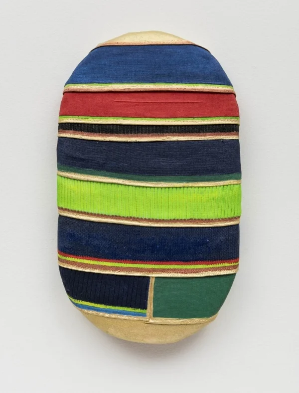 Leda Catunda Boy, 2016 acrílica s/ tela, tecido, 46 x 27 cm Boy, 2016 acrylic and fabric on canvas, 18 ⅛ x 10 ⅝ inches