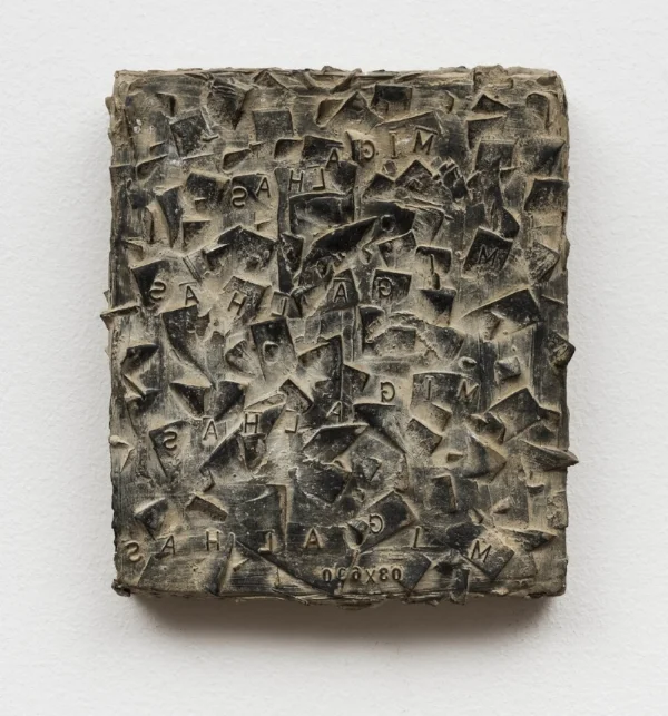 Dudi Maia Rosa Sem título, 1985 resina epoxy pigmentada, 20 x 17 cm Untitled, 1985 pigmented epoxyresin, 7 ⅞ x 6 11/16 inches