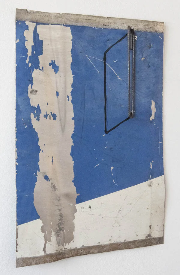 Emmanuel Nassar Lata 9 , 2015 Pintura sobre chapa metálica e vergalhão, 54 x 35 cm Lata 9 , 2015 Painting on sheet metal and rebar, 21 1/4 x 13 3/4 inches