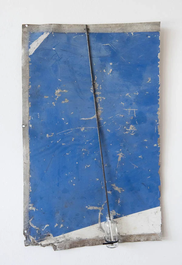 Emmanuel Nassar Lata 7 , 2015 Pintura sobre chapa metálica, vergalhão e vidro, 59 x 36 cm Lata 7 , 2015 Painting on sheet metal, rebar and glass, 23 1/4 x 14 3/16 inches