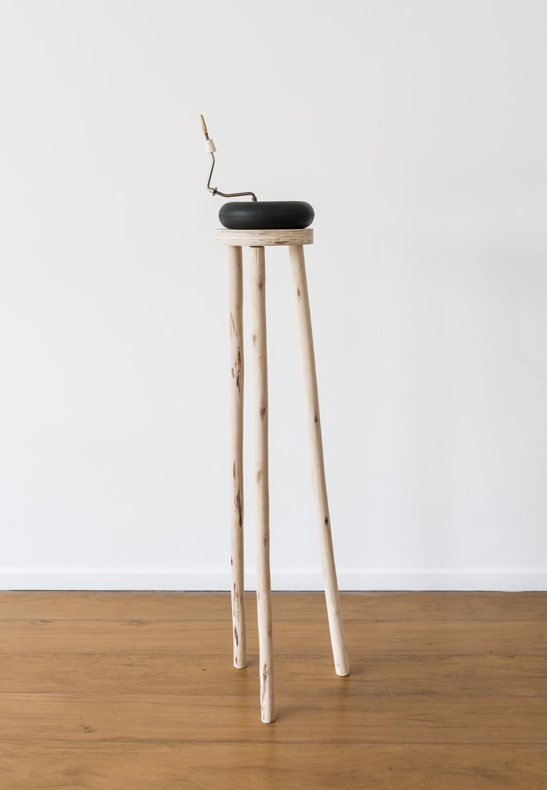 Claudio Cretti Sem título | Untitled, 2017 Madeira, borracha, metal e piteira | Wood, rubber, metal and cigarette holder , 153 x 30 x 24 cm