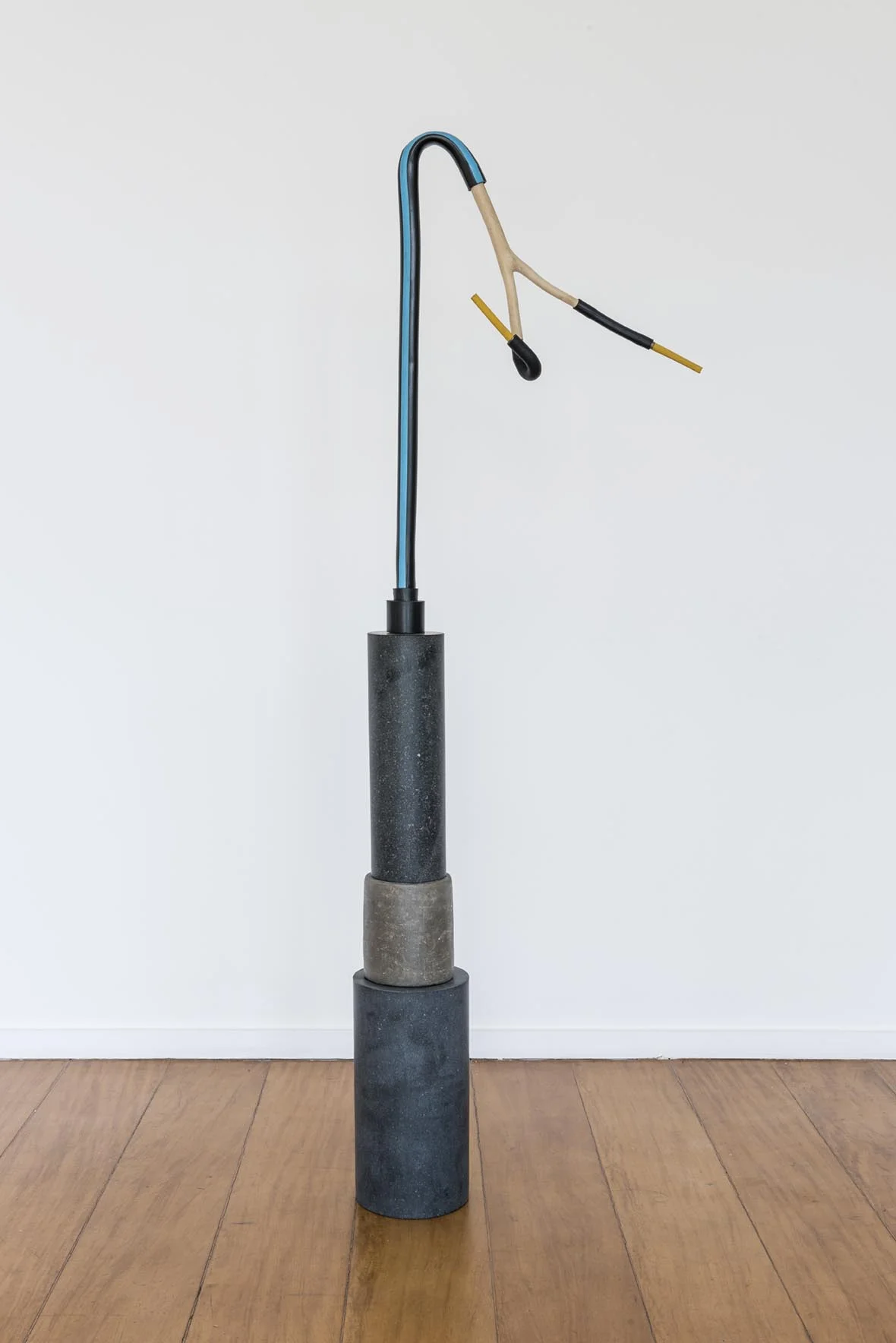 Claudio Cretti Sem título | Untitled, 2017 Granito, madeira e borracha | Granite, wood and rubber , 164 x 48 x 18 cm