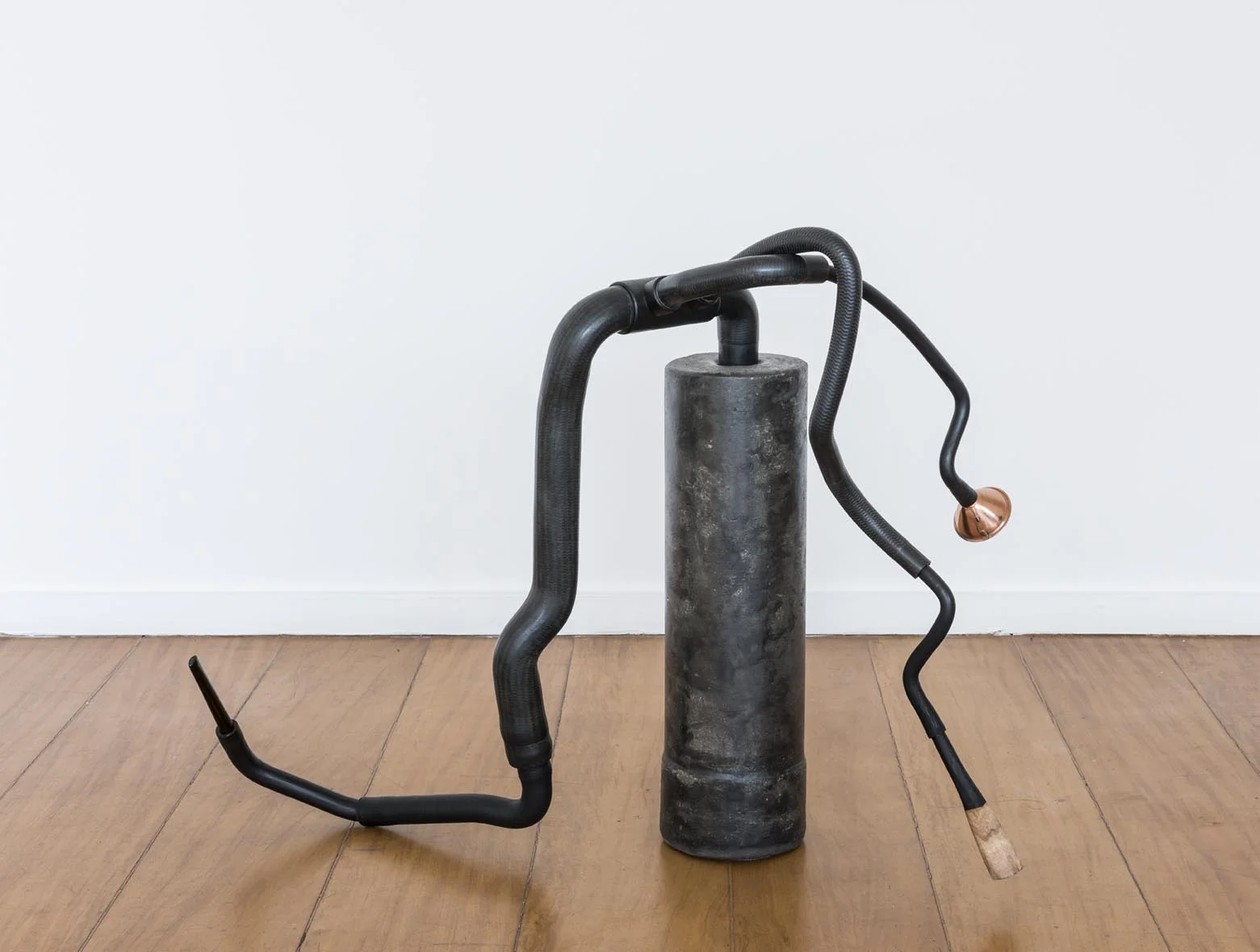 Claudio Cretti Sem título | Untitled, 2017 Cimento, madeira, borracha, tinta óleo e piteira | Cement, wood, rubber, oil paint and cigarette holder, 66 x 86 x 40 cm