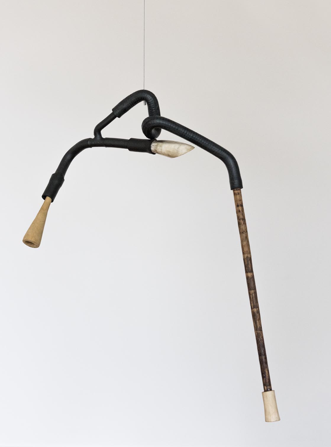 Claudio Cretti Sem título | Untitled, 2017 Osso, madeira, borracha e cabo de aço | Bone, wood, rubber and steel cable, 72 x 39 x 18 cm