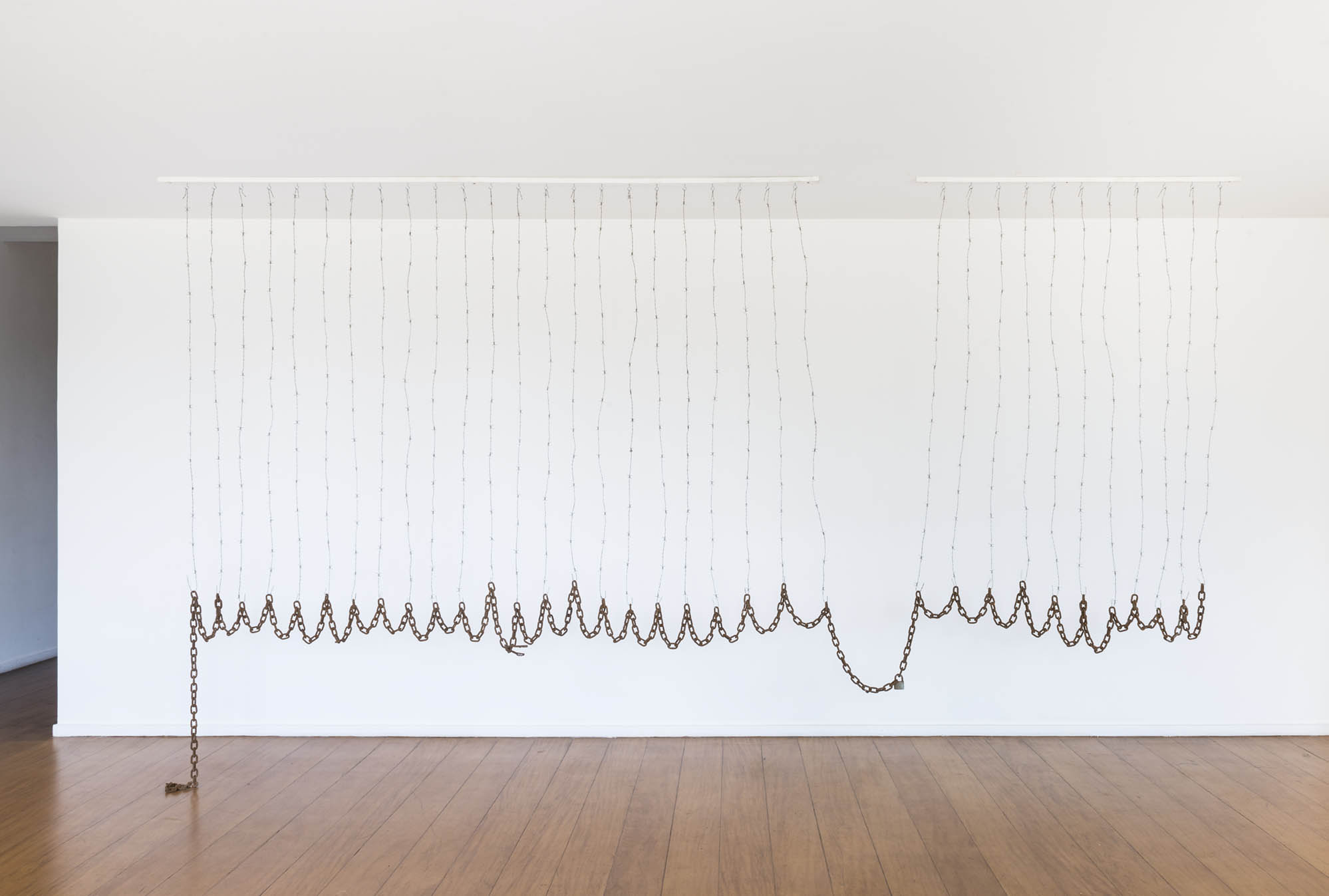 Curtain Calls, 2019 arame farpado e correntes | barbed wire and chains 280 x 490 cm | 110 15/64 x 192 29/32