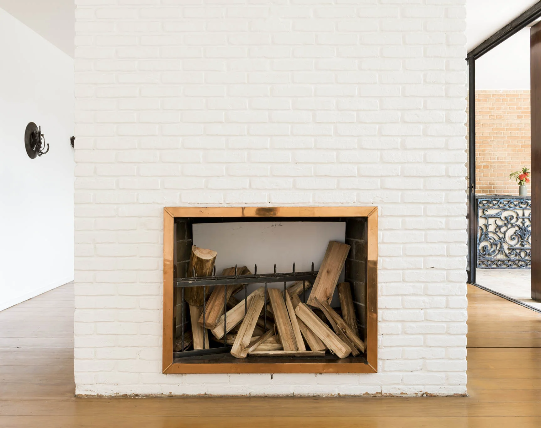 Tudo Está no Fogo | All is in The Fire, 2019 aço e madeira | steel and wood 60 x 113 x 50 cm | 23 5/8 x 44 31/64 x 19 11/16 in