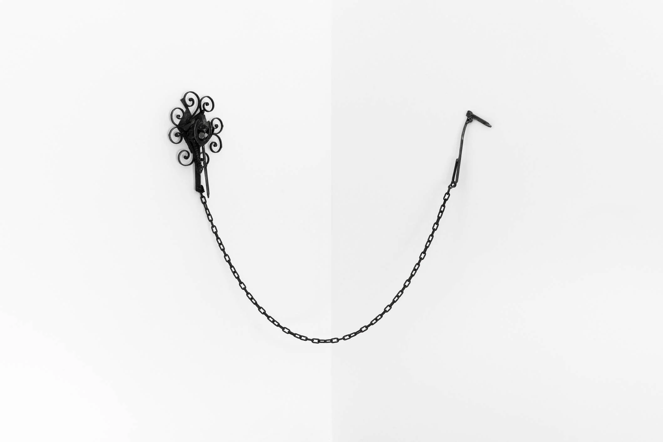 Para Nossa Conexão | For Our Connection, 2019 aço e corrente | steel and chain dimensões variáveis | variable dimensions, 117 x 145 x 64 cm | 46 1/16 x 57 3/32 x 25 13/64 13/64 in