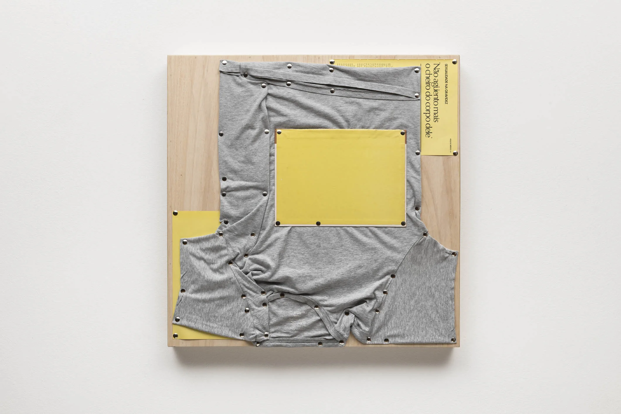 Spatial Constraints #6, 2019 camiseta, páginas de livro e pinos de aço sobre madeira | plywood, t-shirts, book pages, steel pushpins 61 x 61 x 5 cm | 24 x 24 x 2 in