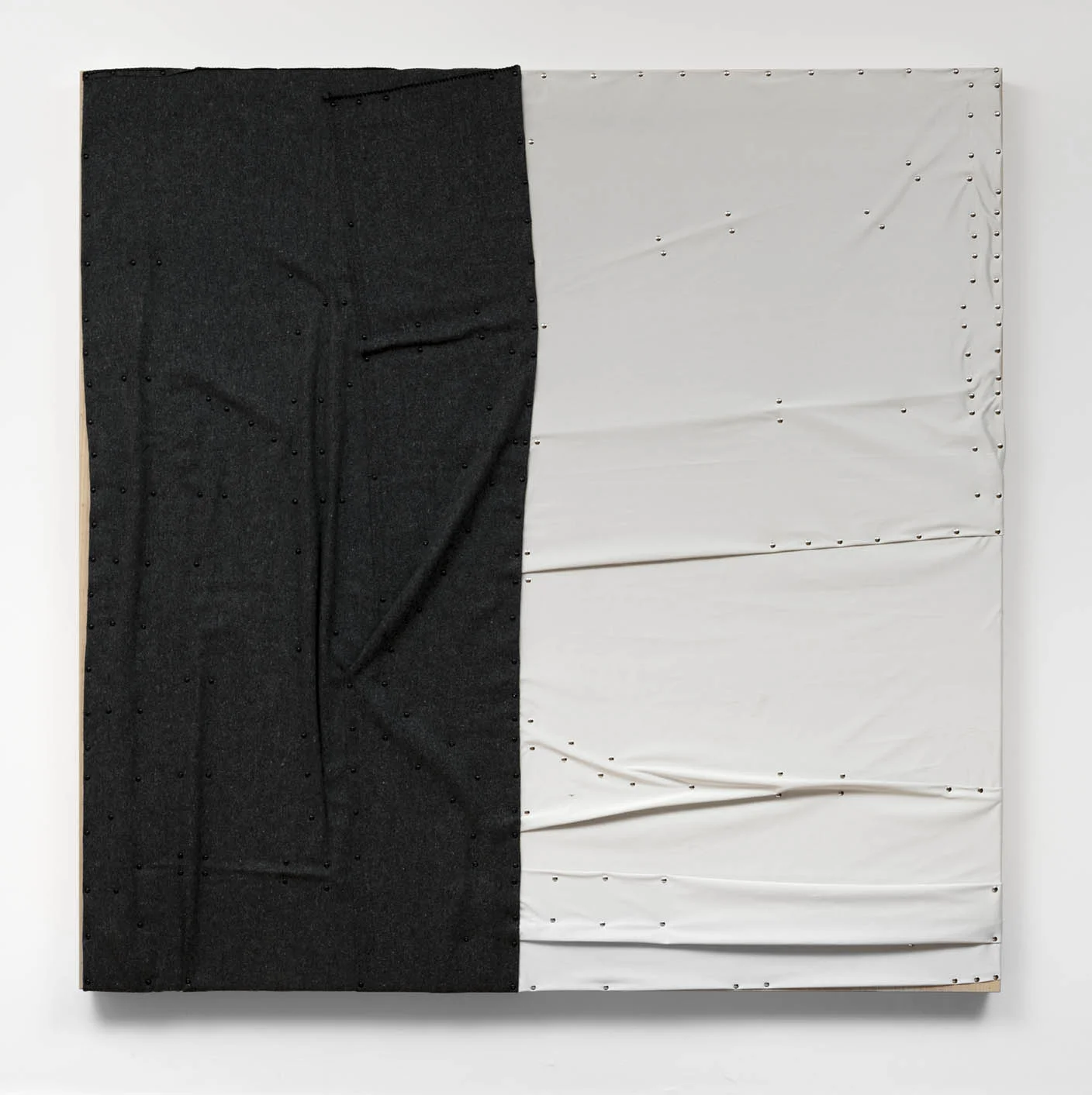 As águas de Março, 2019 (the body in bed) cobertor, tecido “blackout” e pinos de aço sobre madeira | plywood, wall blanket, blackout material, steel pushpins 183 x 183 x 8 cm | 72 x 72 x 3 in