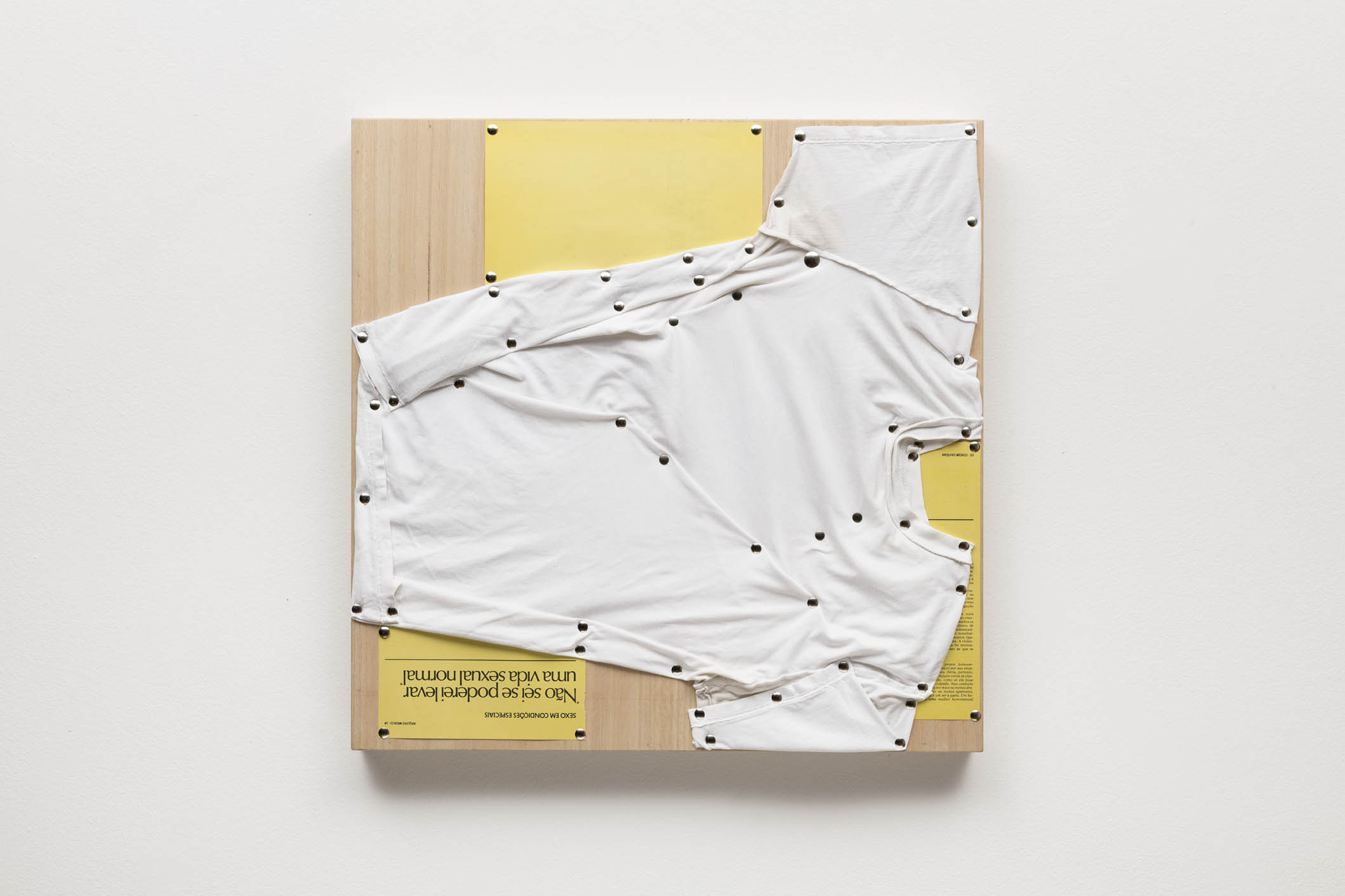 Spatial Constraints #4,, 2019 camiseta, páginas de livro e pinos de aço sobre madeira | plywood, t-shirts, book pages, steel pushpins 61 x 61 x 5 cm | 24 x 24 x 2 in