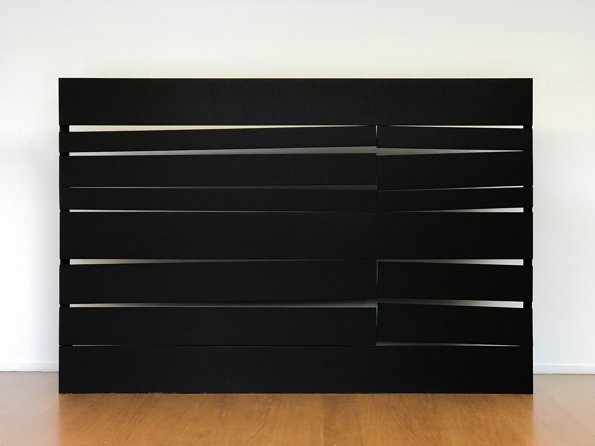 Hélio-Screen , 2019 esmalte sobre madeira | plywood and black matte paint 200 x 300 x 20 cm | 78 3/4 x 118 x 8 in