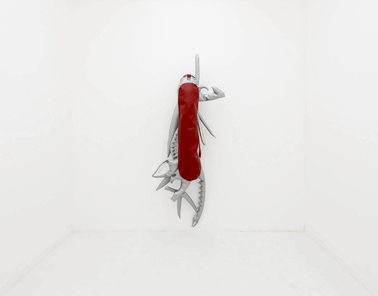 Canivete mole | Soft Army Knife , 2019 couro sintético e enchimento de poliéster | Pleather and polyester fill 165 x 61 x 39.5 cm | 65 x 24 x 15.5 inches