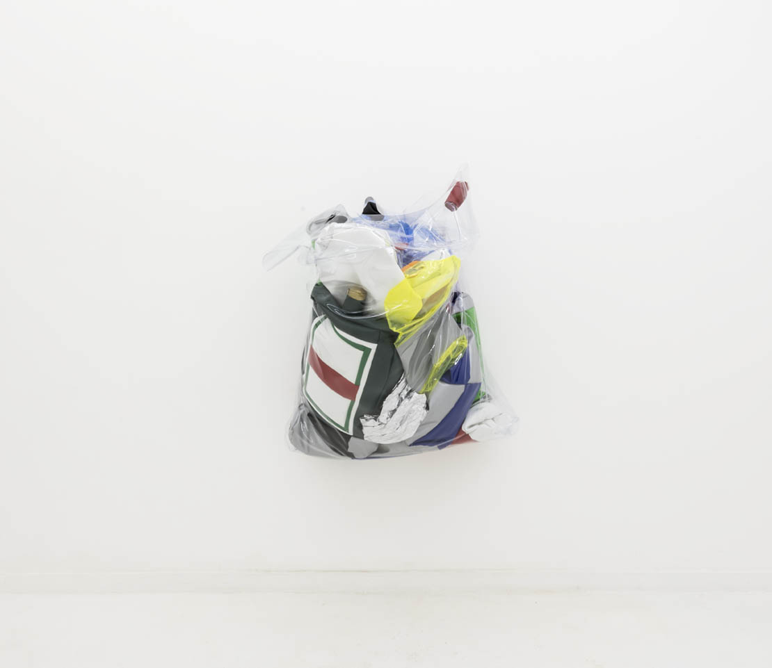 Reciclagem mole | Soft Recycling, 2019 couro sintético e enchimento de poliéster | Pleather and polyester fill 91.5 x 78.5 x 45.5 cm | 36 x 31 x 18 inches