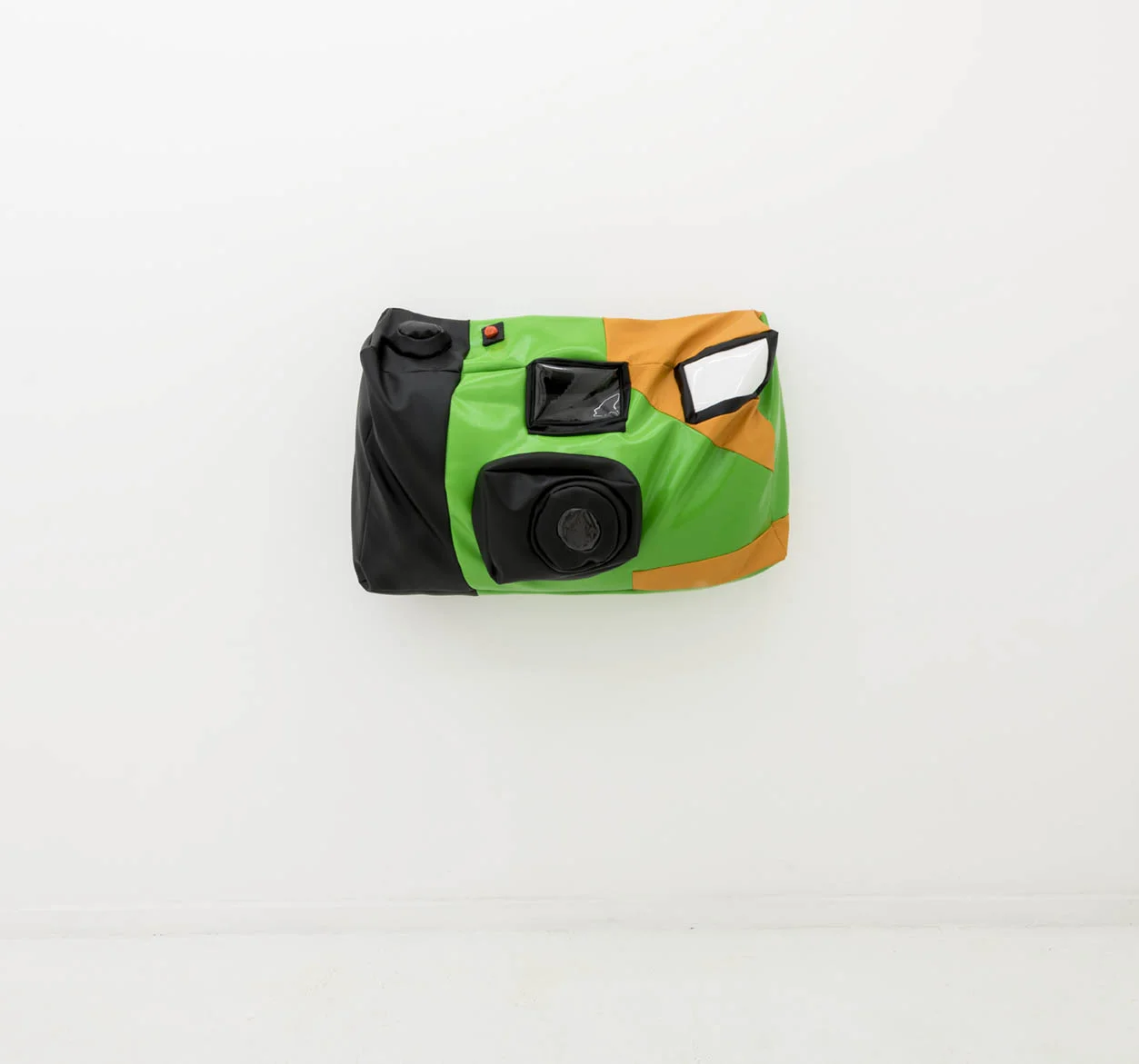 Câmera descartável mole | Soft Disposable Camera , 2019 couro sintético e enchimento de poliéster | Pleather and polyester fill 54.5 x 106.7 x 25.5 cm | 21.5 x 42 x 10 inches