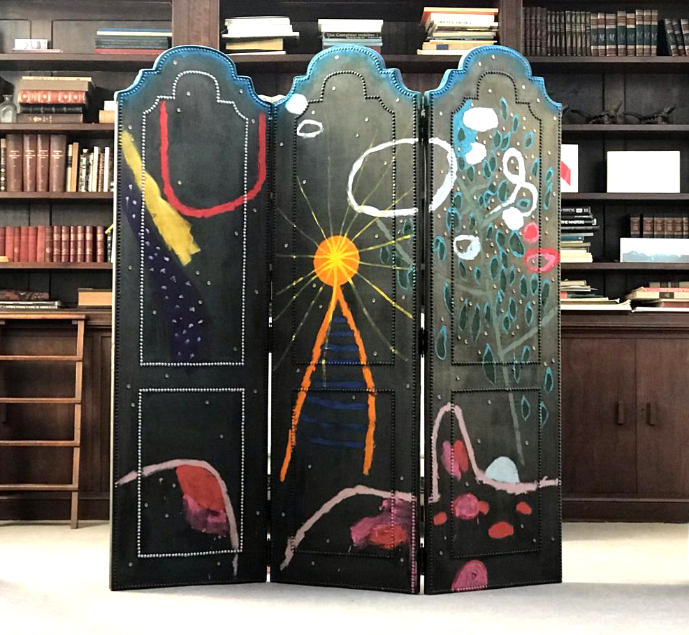 Sim título, Untitled 2019 óleo e tinta spray sobre biombo, óleo sobre tela | oil and spray paint on folding screen, oil on canvas dimensões variáveis (três peças de 166 x 51 cm e uma pintura) | variable dimensions (three pieces of 166 x 51 cm and one painting)