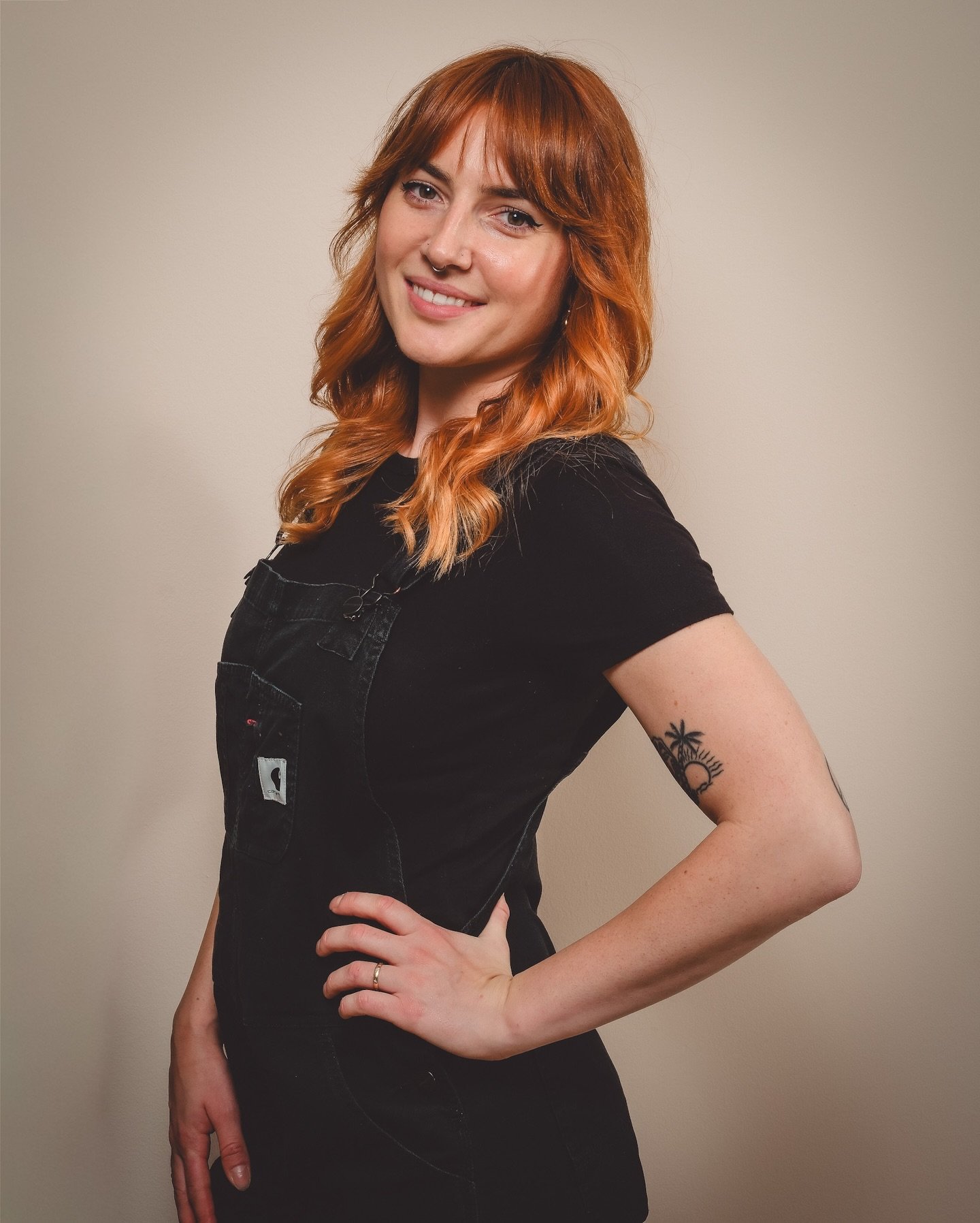 Voici Molly, notre nouvelle coiffeuse-barbi&egrave;re anglaise, elle vous accueille aux Vagabonds du mercredi au samedi, n&rsquo;h&eacute;sitez pas &agrave; aller voir son profil Instagram @mollyjadehair ✨✨
Pour prendre rendez-vous :
&bull; par t&eac