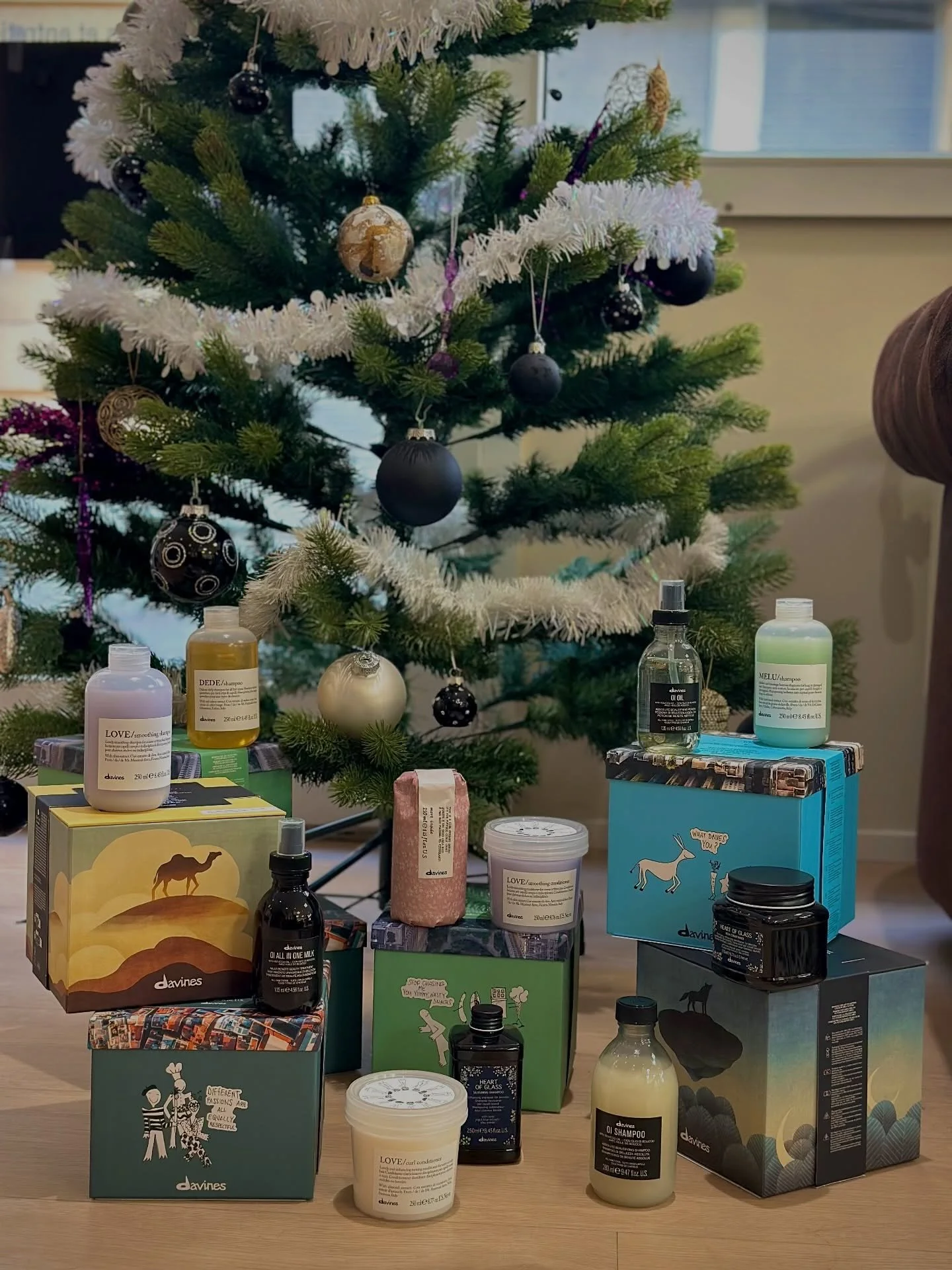 🎄✨ Les f&ecirc;tes approchent &agrave; grands pas ! ✨🎄
Tu manques d&rsquo;id&eacute;es cadeaux pour tes proches ?

@davinesofficial a imagin&eacute; de magnifiques coffrets cadeaux contenant 3 produits de luxe issus de leurs diff&eacute;rentes gamm