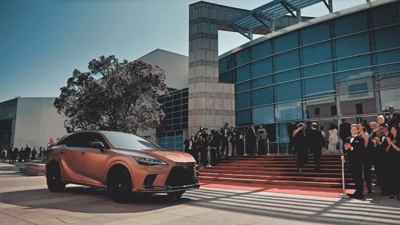 The-Lexus-RX-See-The-Future---Lexus.gif