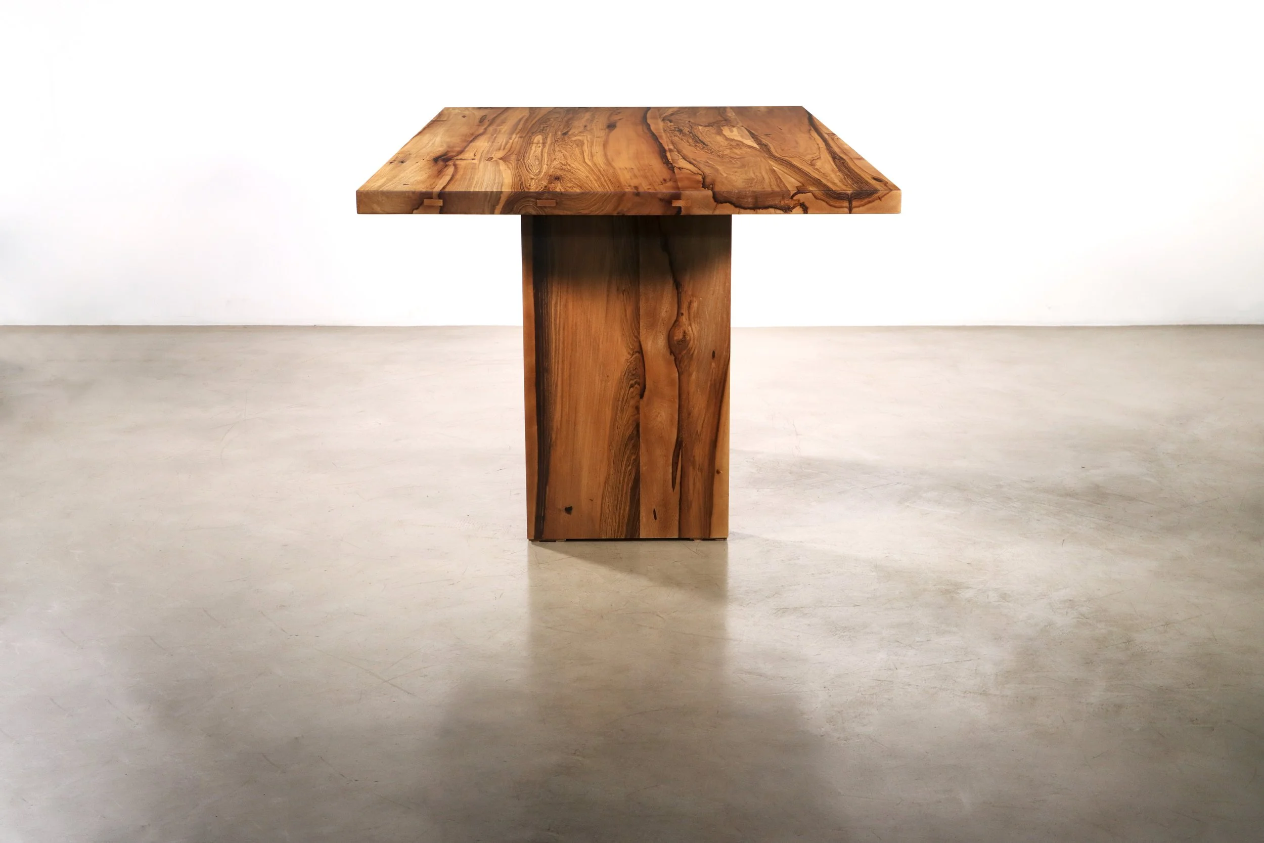 Andre Table by Costantini 02.jpg