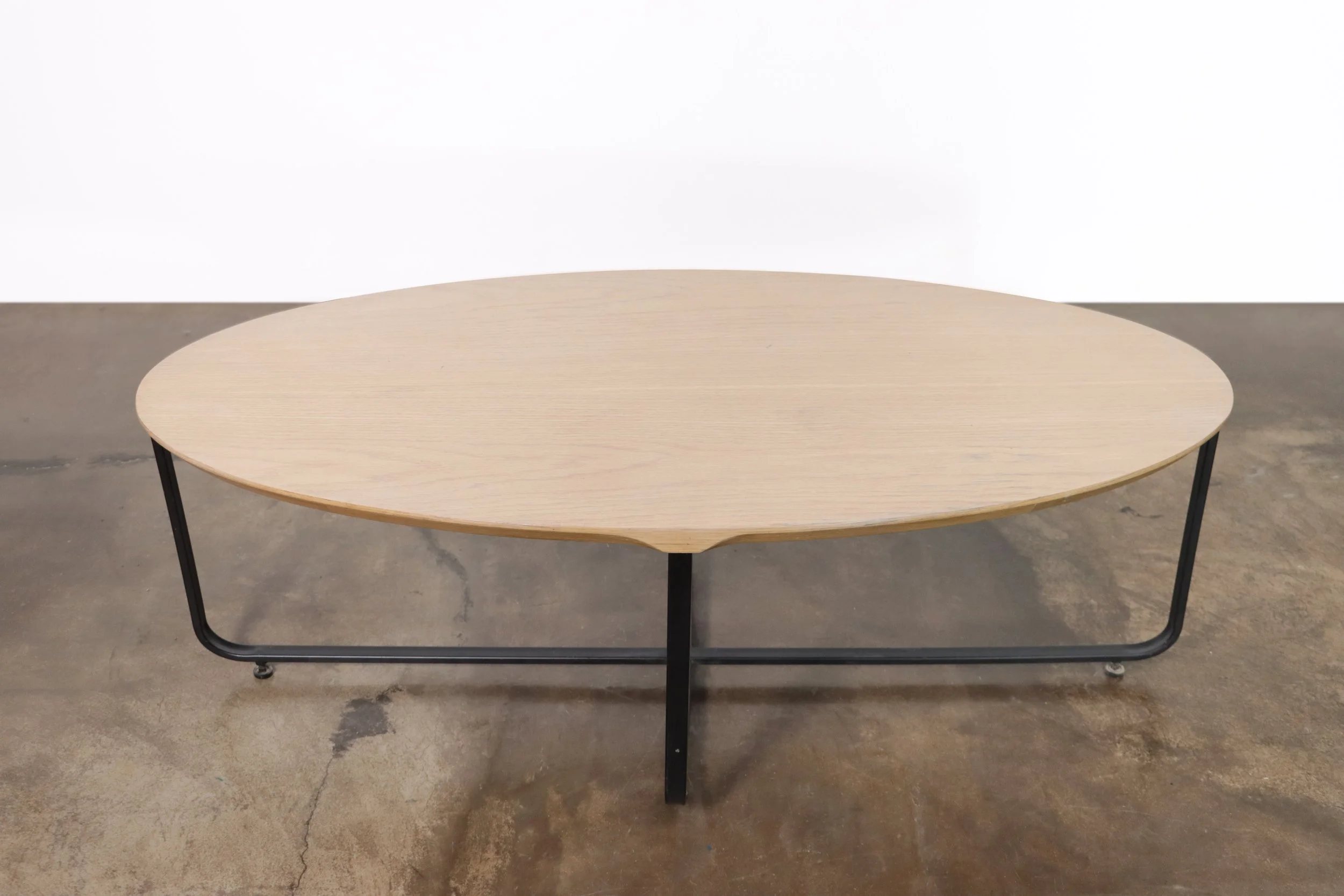 AKA Table by Costantini 220728 03_01 02.jpg