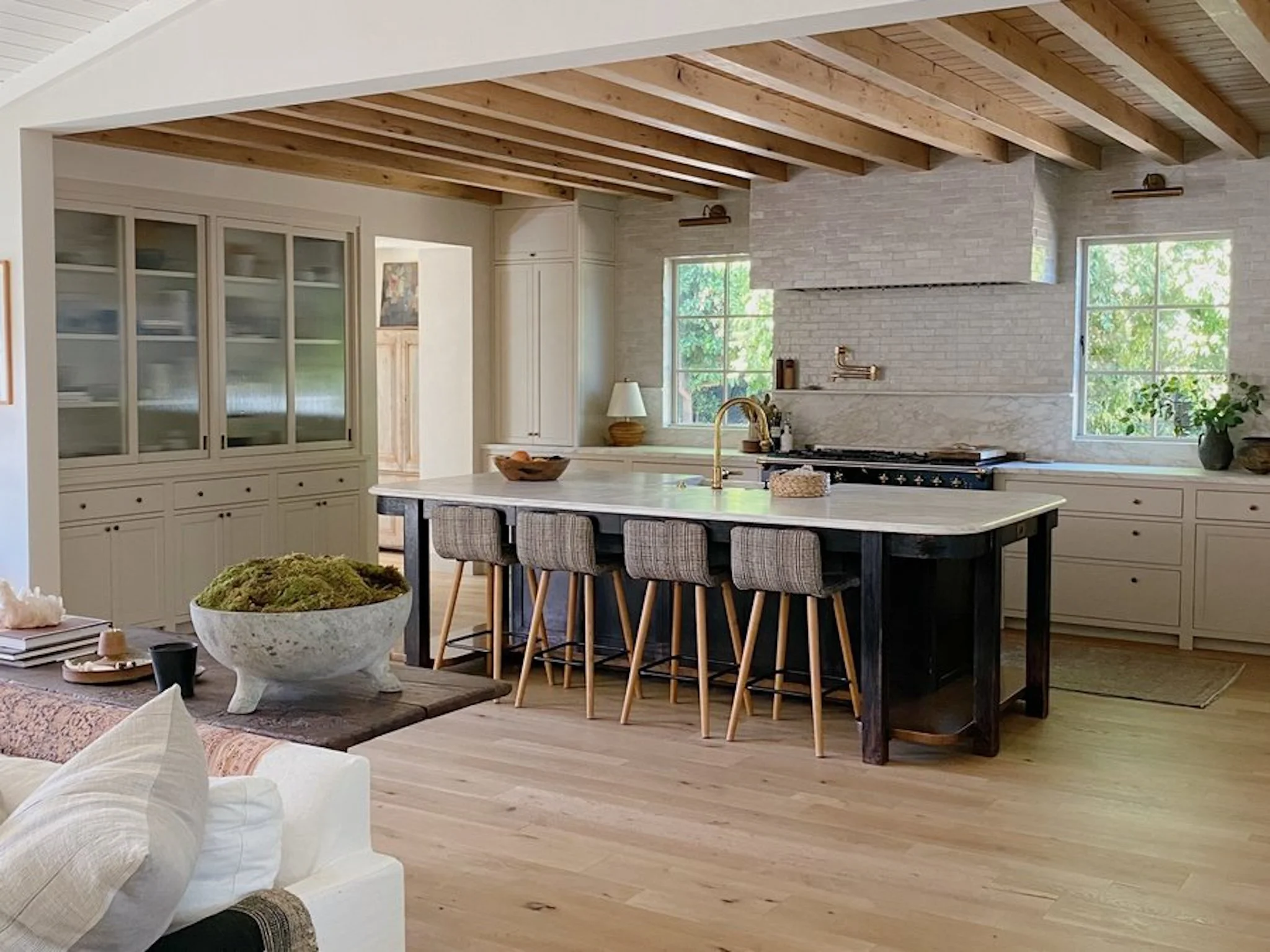 the key differences between solid, site-finished hardwood floors and engineered hardwood floors