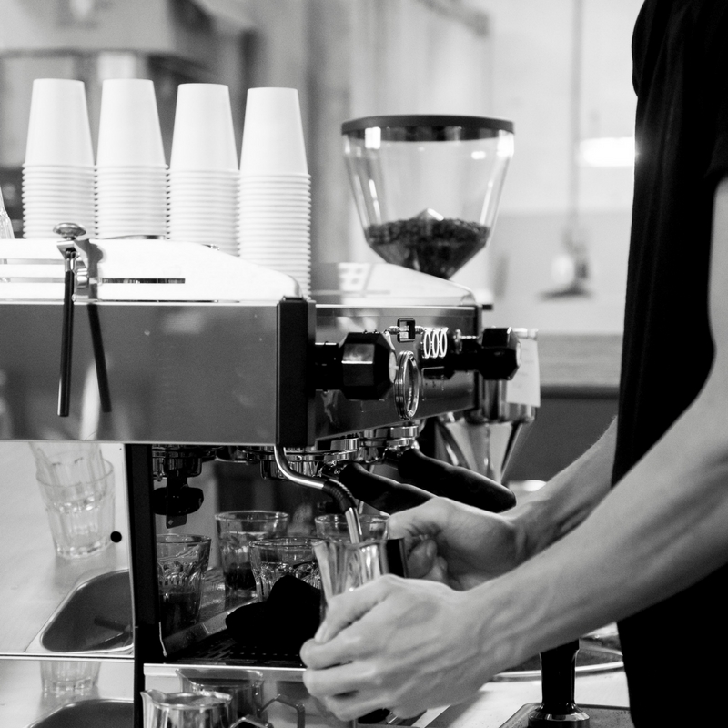 STIELMAN KOFFIEBRANDERS Koffie zo direct mogelijk van koffieboer naar koffie drinker. Stielman koffiebranders, oftewel koffiebranden met ambacht. Wij leveren kwalitatief hoogwaardige koffie die altijd vers gebrand is. En dat is zeer belangrijk voor geur en smaak. In de nabije toekomst zullen we de koffie's zelf gaan importeren, maar voor nu hebben we importeurs gevonden die dat voor ons op een transparante en verantwoorde manier doen. Wordt abonnee en krijg gegarandeerd vers gebrande koffie in de brievenbus. www.stielman.nl