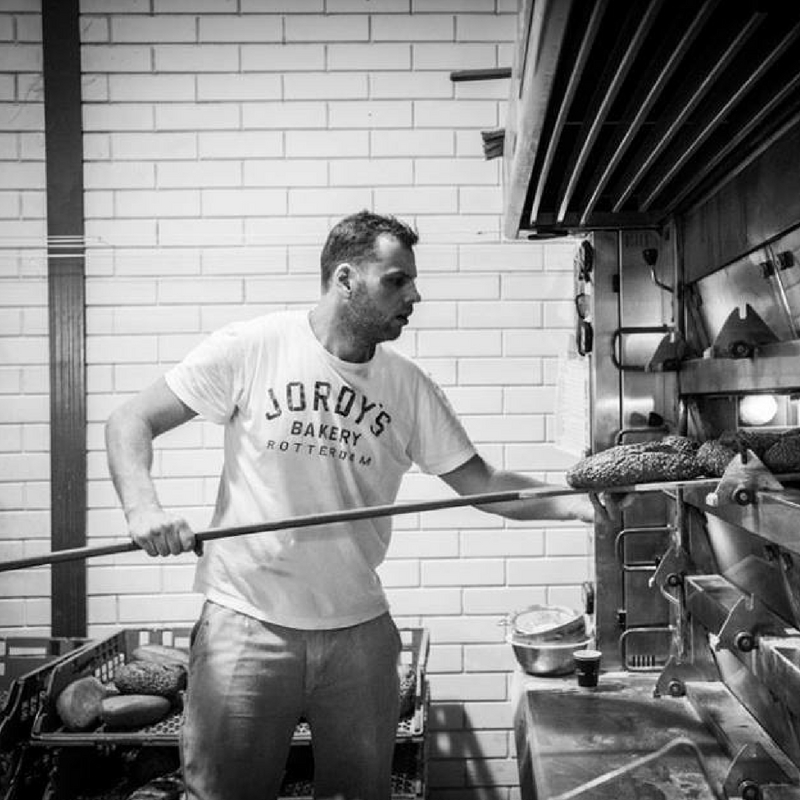 JORDY'S BAKERY Mooie en voedzame broden, ambachtelijk bereid. Jordy zijn leven staat, als derde generatie van de bakkersfamilie Klootwijk, altijd al in het teken van brood. Traditie heeft zich inmiddels ontwikkelt tot een eigen identiteit waarin maar één thema centraal staat, smaak. Vandaar zijn keuze voor desem, Franse tarwerassen en Italiaans zout. Maar vooral aandacht, tijd en handwerk, maakt volgens deze Rotterdamse no-nonsense bakker, de boterham zoals deze bedoeld is. www.jordysbakery.nl