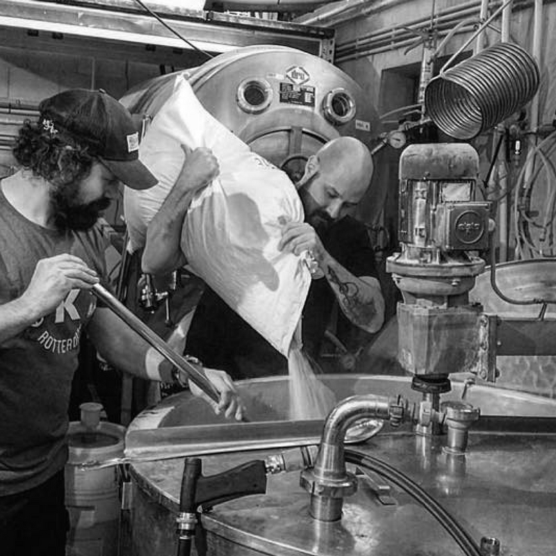 KAAPSE BROUWERS De jongste stadsbrouwerij van Rotterdam. Ze kiezen voor gedurfde recepten, smaakexperimenten en ouderwetse bieren in een Rotterdams jasje. Geïnspireerd op de haven en gevestigd in de Fenixloods brouwen ze stoere non-conformistische stadsbieren voor een nieuwe generatie bierdrinkers; de Kaapse Brouwers introduceren u de craftbeer revolution. www.kaapsebrouwers.nl