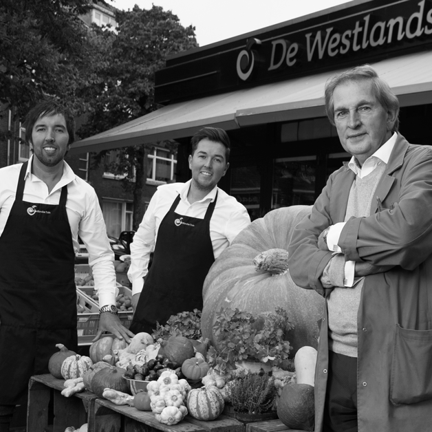 DE WESTLANDSE TUIN Voor al uw dagelijkse groenten en fruit. Bij ons kunt u terecht voor een breed assortiment aardappelen, groente en fruit. Iedere dag kopen wij via verschillende kanalen de beste seizoensproducten die er te krijgen zijn. Bij de groenteman vindt u een gepassioneerde vakman die werkt met verse en lekkere producten waar hij echt alles over kan vertellen. www.dewestlandsetuin.nl