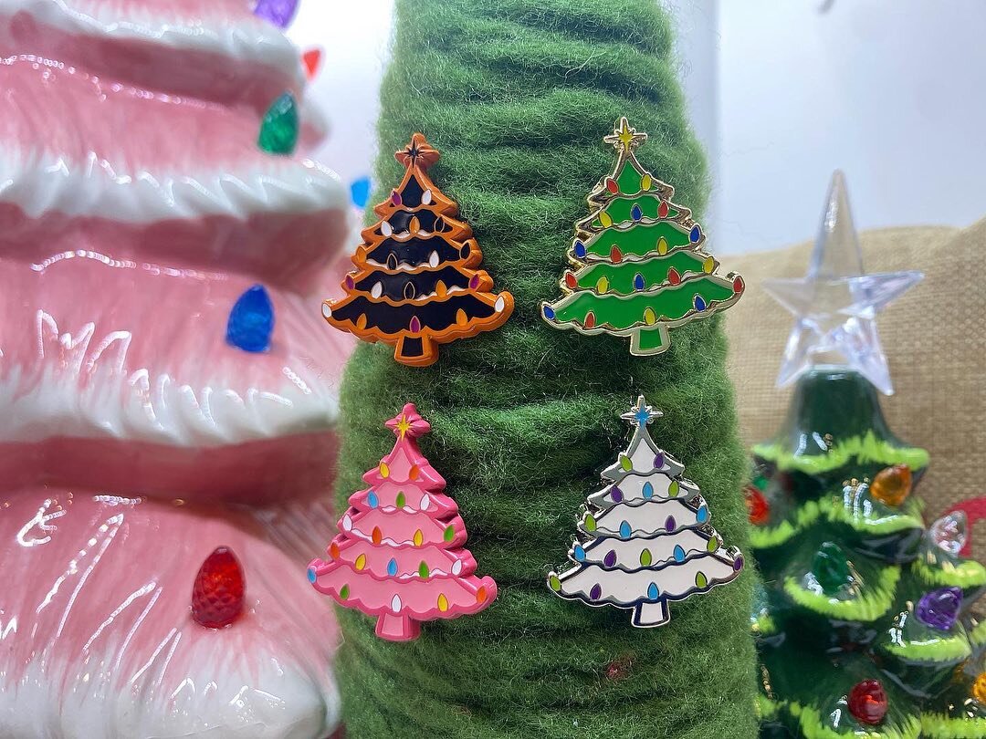 There&rsquo;s still plenty of time to grab these mini Ceramic Tree Pins and receive before Christmas! 🎄
 
Spread the cheer of giving or keep your favorite color for yourself ✨ 

Snag the whole set for just $30!
 FREE stickers with all orders!