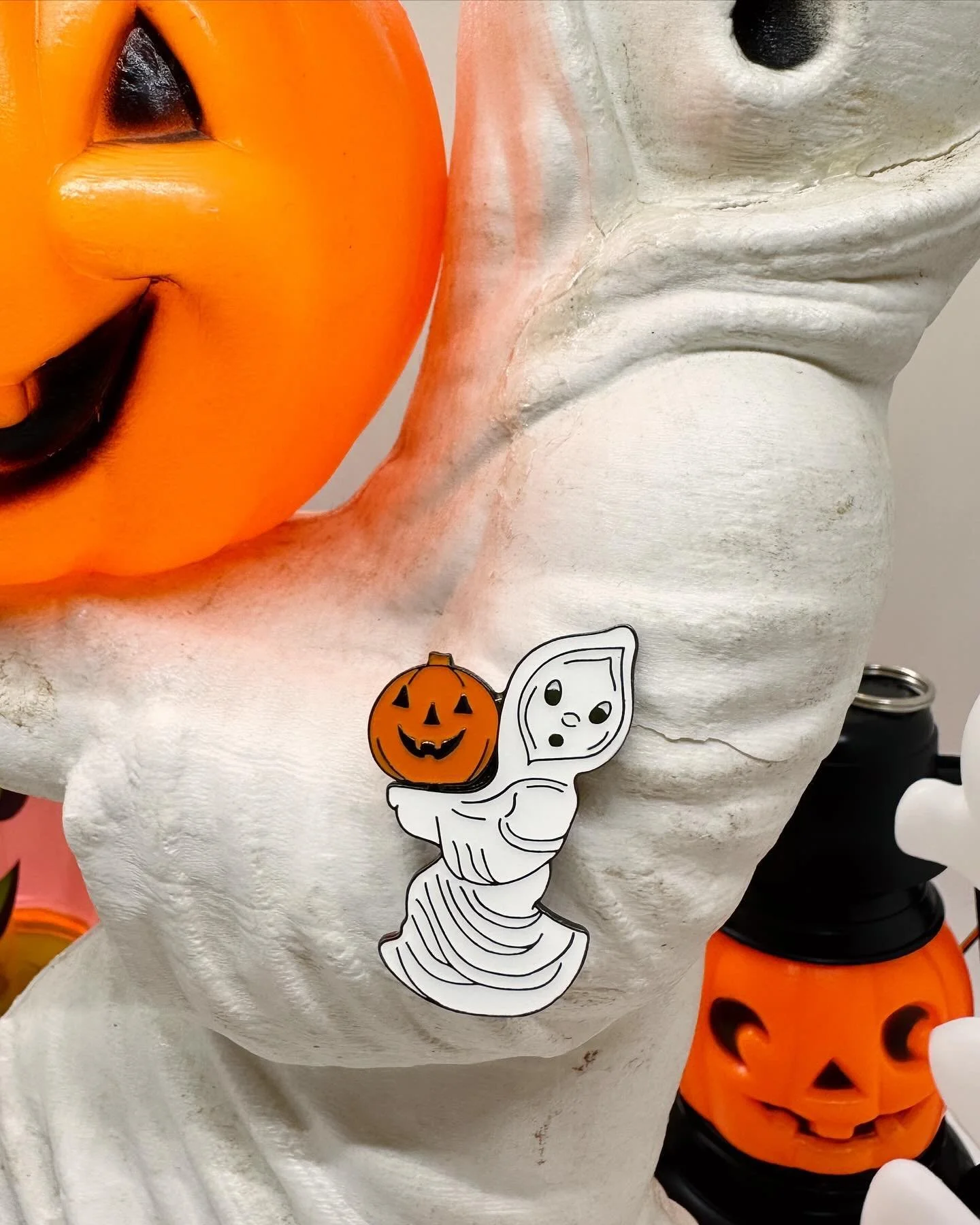 👻🎃Vintage Ghost Pin inspired by my favorite spooky 1960&rsquo;s General Foam Blow Mold. $10 + shipping! just dropped on the site!

grab &lsquo;em from the link in bio or DM to order 🖤🧡 *local pickup available*

#halloween #blowmold #blowmolds #bl