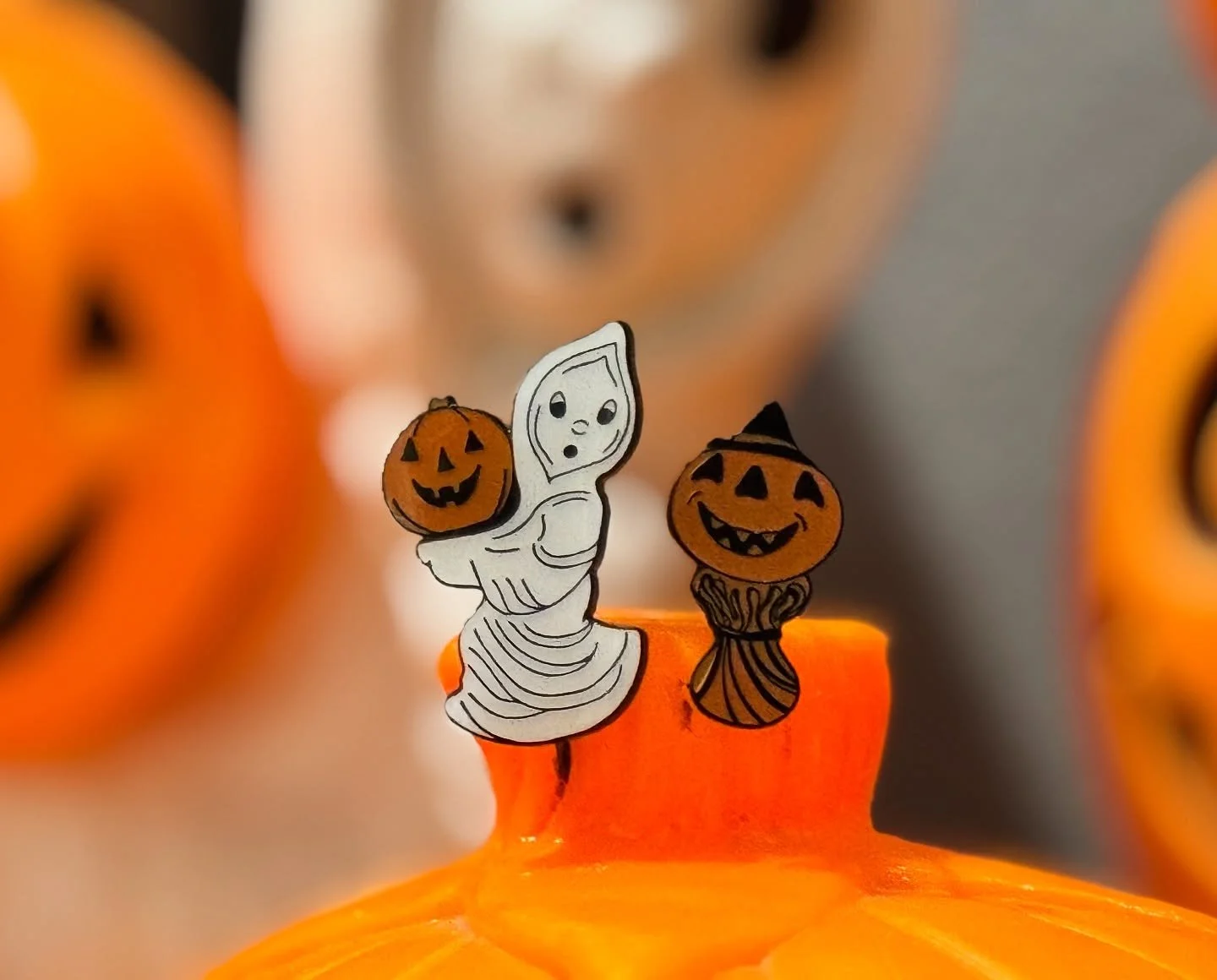 🎃 👻New Halloween Blow Mold pins just added to my website!  These cuties are inspired by two of my favorite vintage blow molds&hellip; spooky season is in full effect! Grab one or the pair before the 31st 🖤 ➡️ link in bio!
#halloweenpins #blowmold 