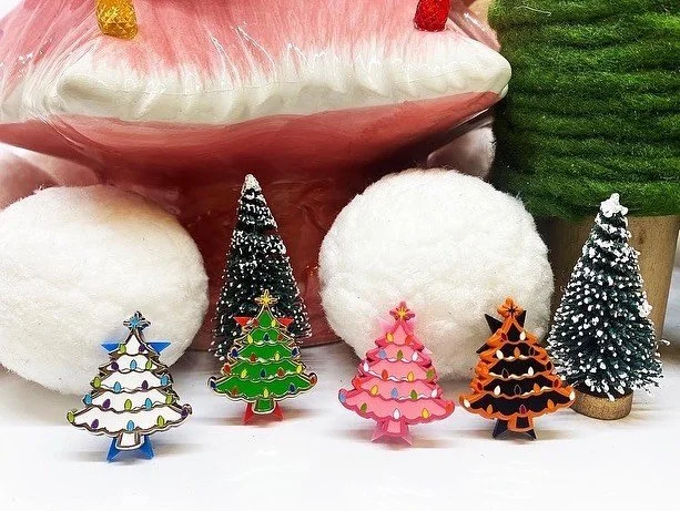 🎄 It&rsquo;s that time of the year again! Still have a few sets and singles of these vintage inspired ceramic tree pins available on my website &hearts;️💚 Grab them before they are gone forever!
##ceramictree #enamelpin #christmasgifts #stockingstu